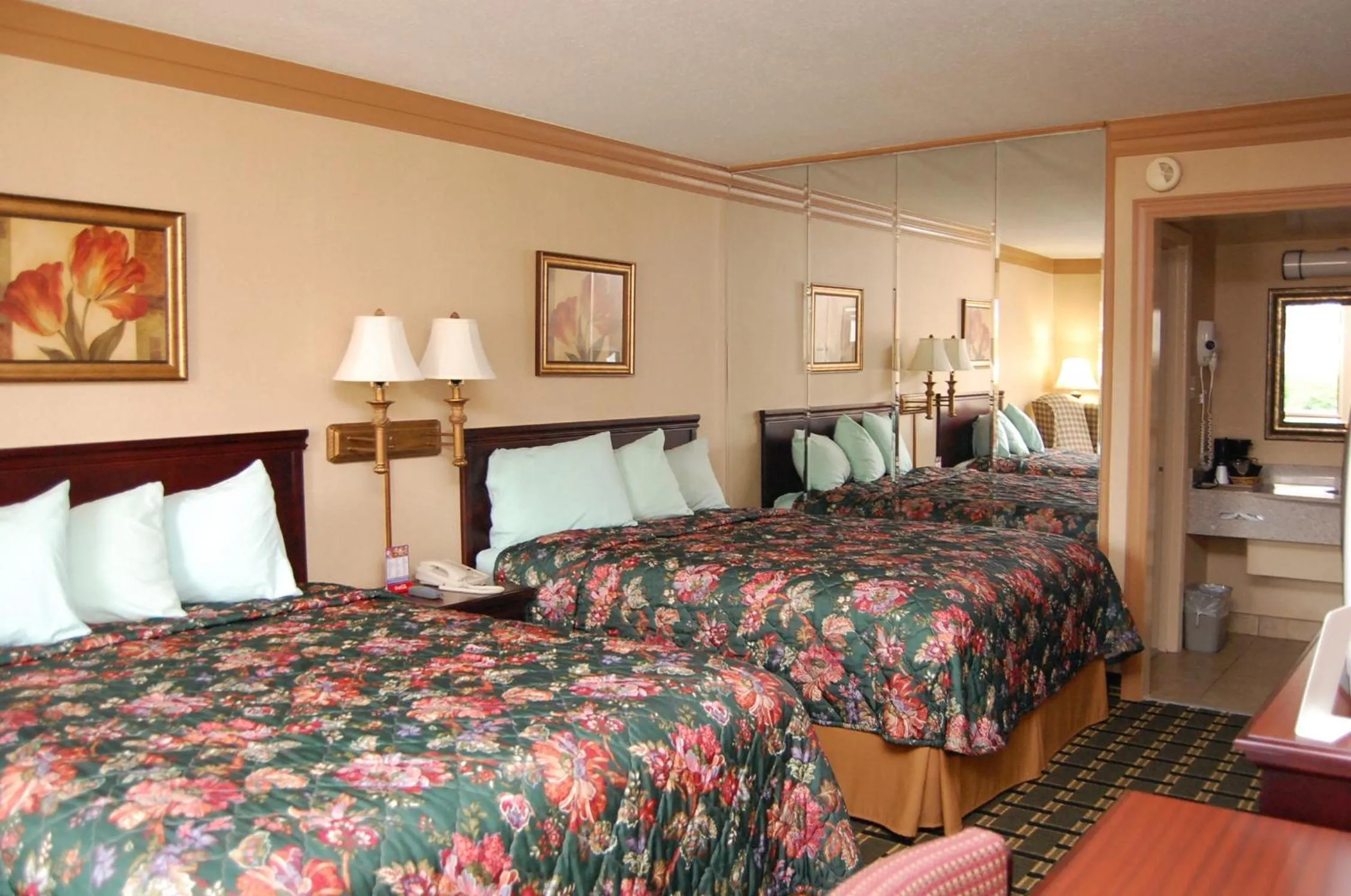 Bed in Executive Inn and Suites Springdale