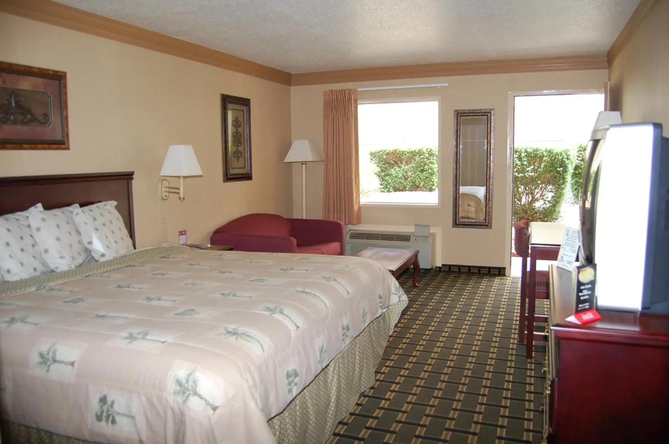 Photo of the whole room, Bed in Executive Inn and Suites Springdale