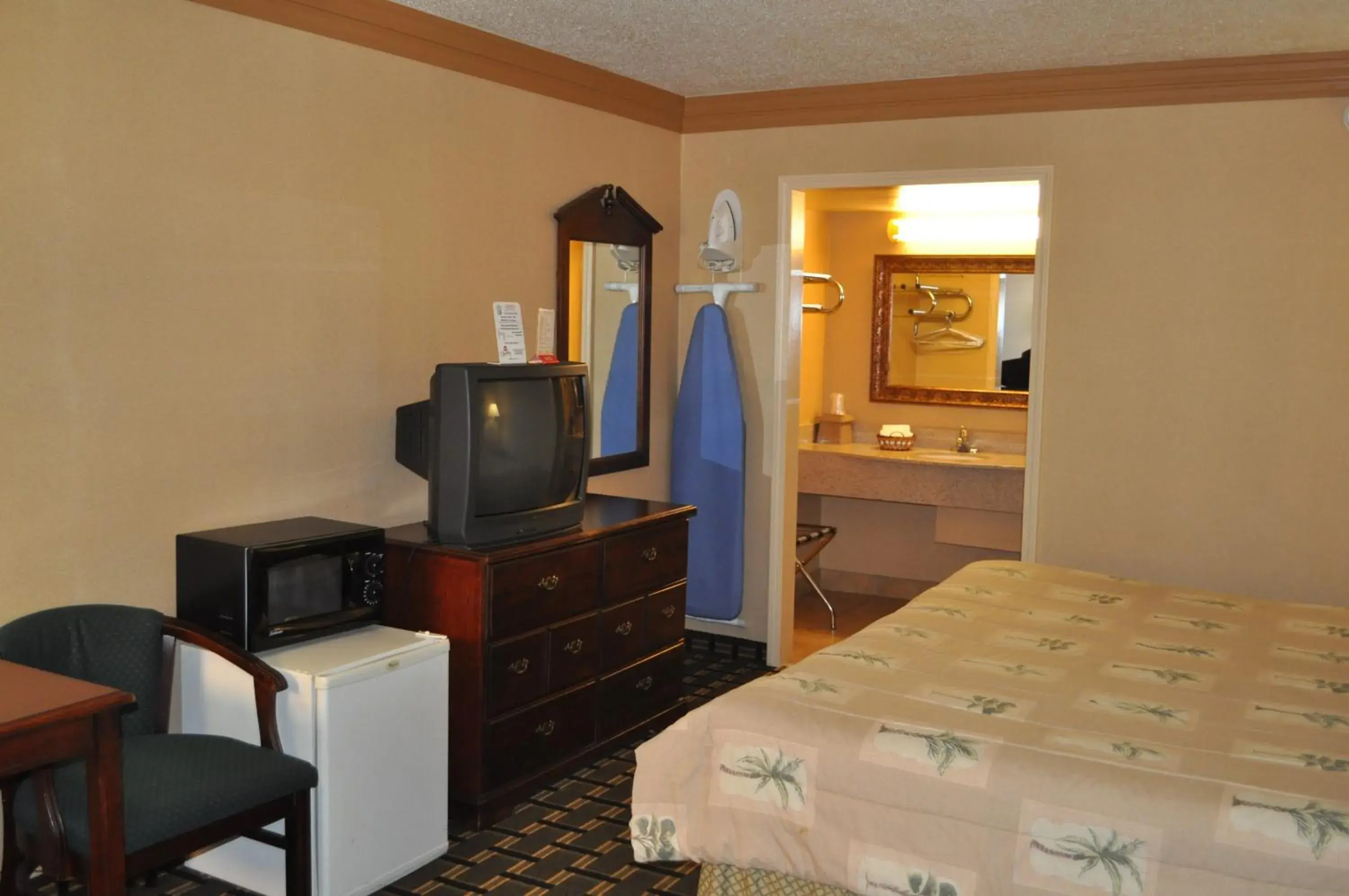 TV and multimedia, Bed in Executive Inn and Suites Springdale