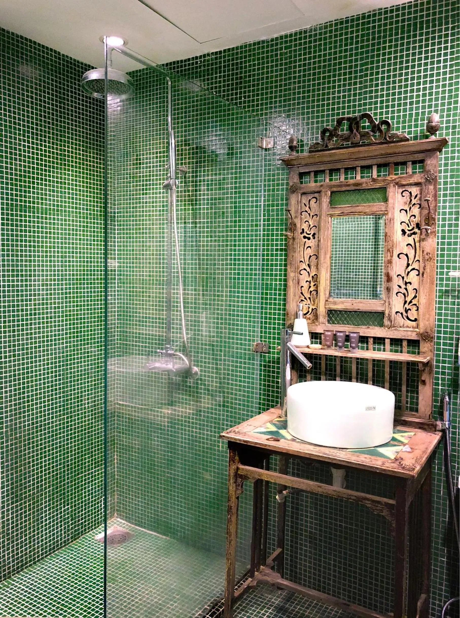 Shower in AYA Homestay