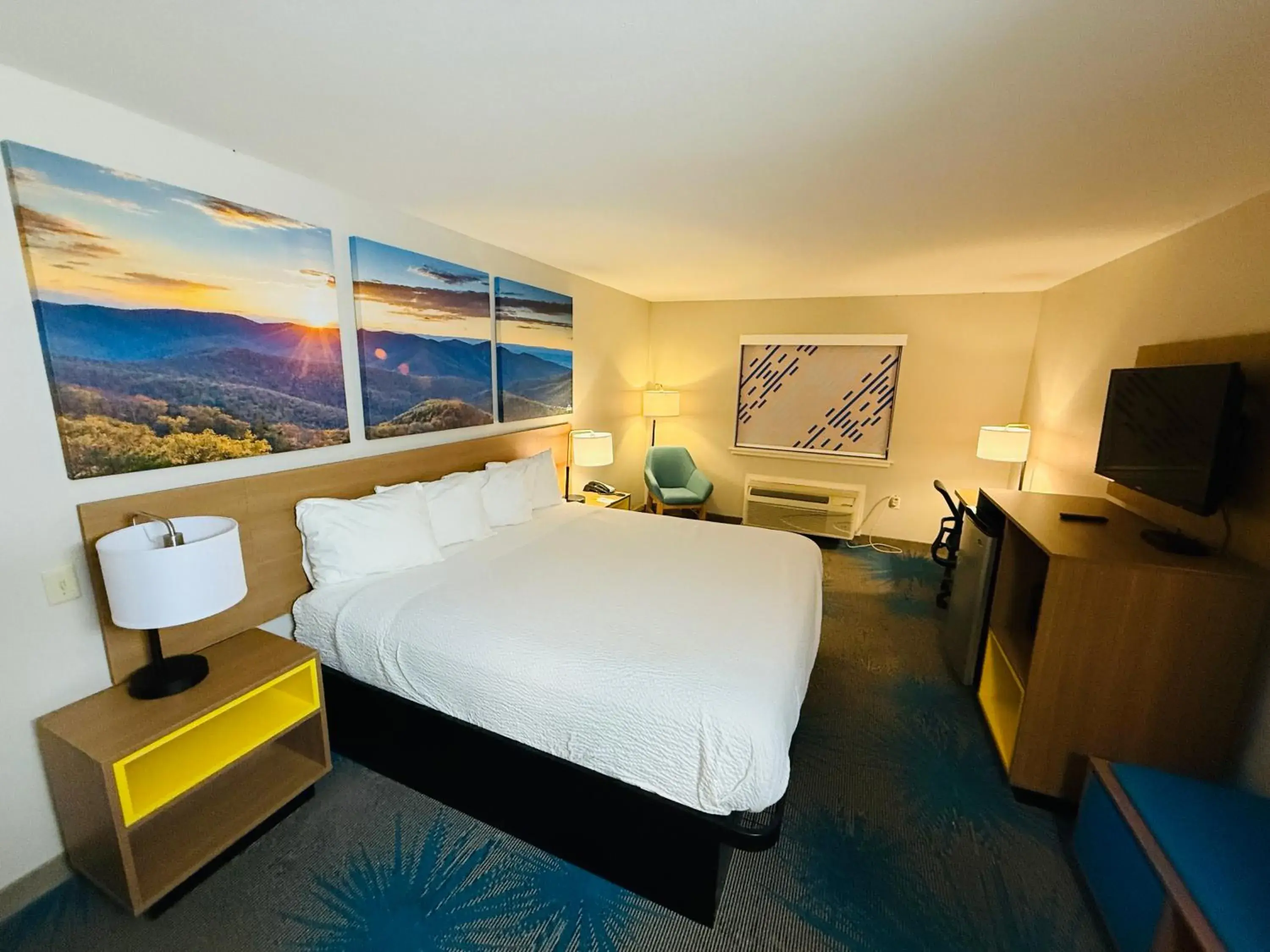 King Room - Non-Smoking in Days Inn & Suites by Wyndham Brinkley King Room - Non-Smoking in Days Inn & Suites by Wyndham Brinkley