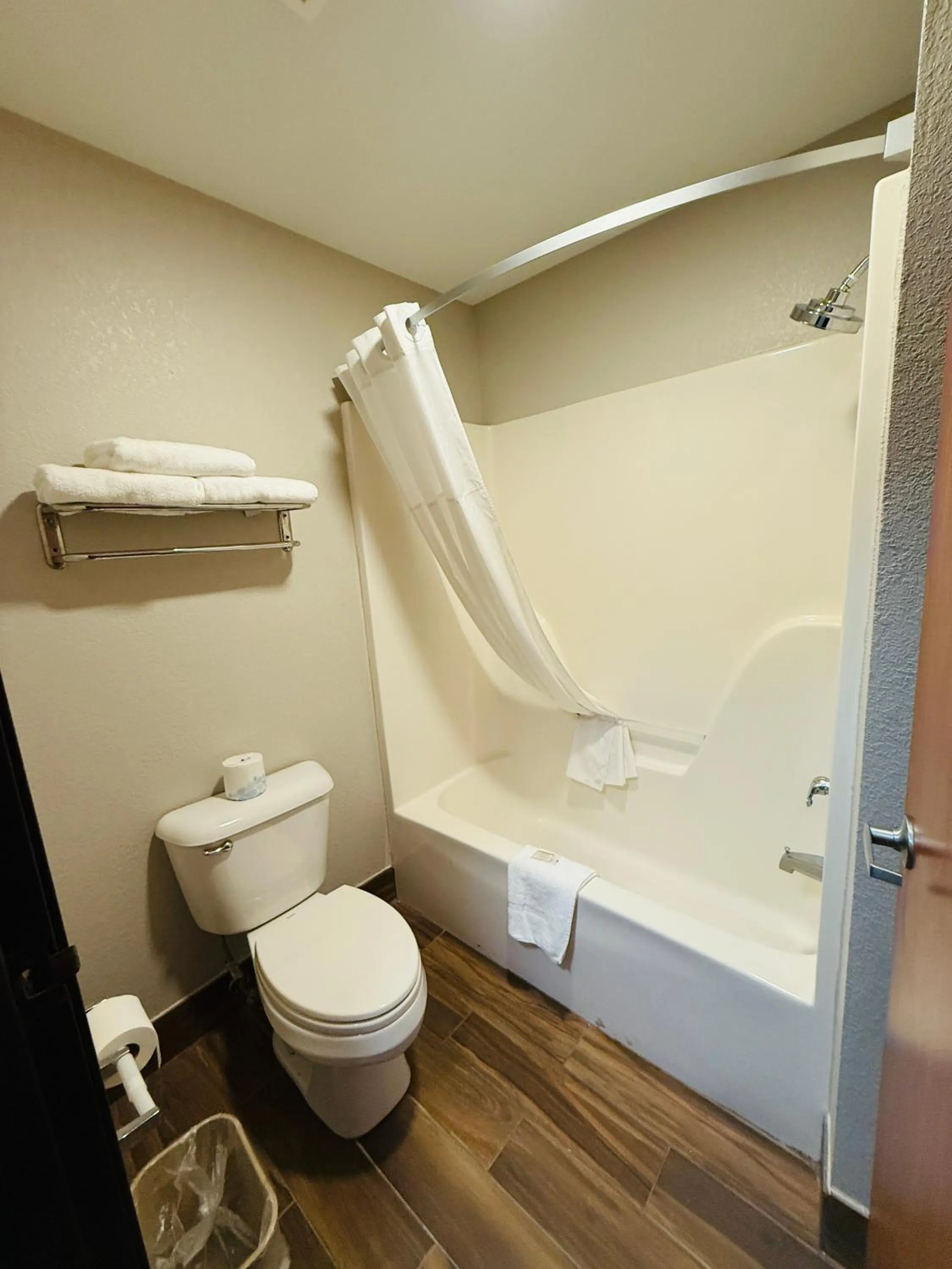 Days Inn & Suites by Wyndham Brinkley