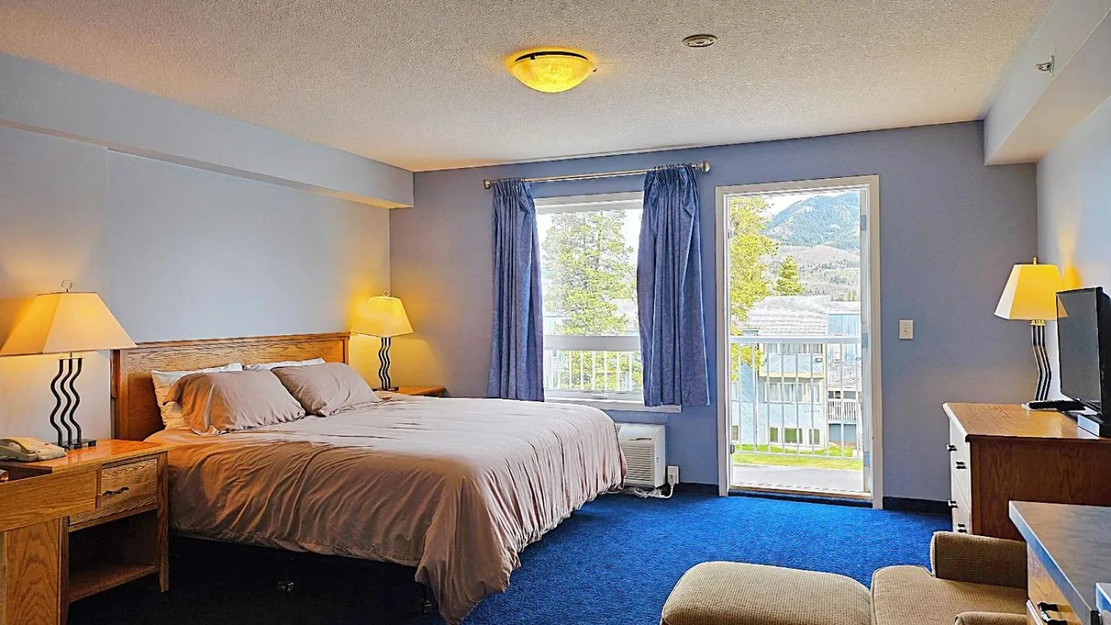 Bed in Misty Mountain Inn & Suites