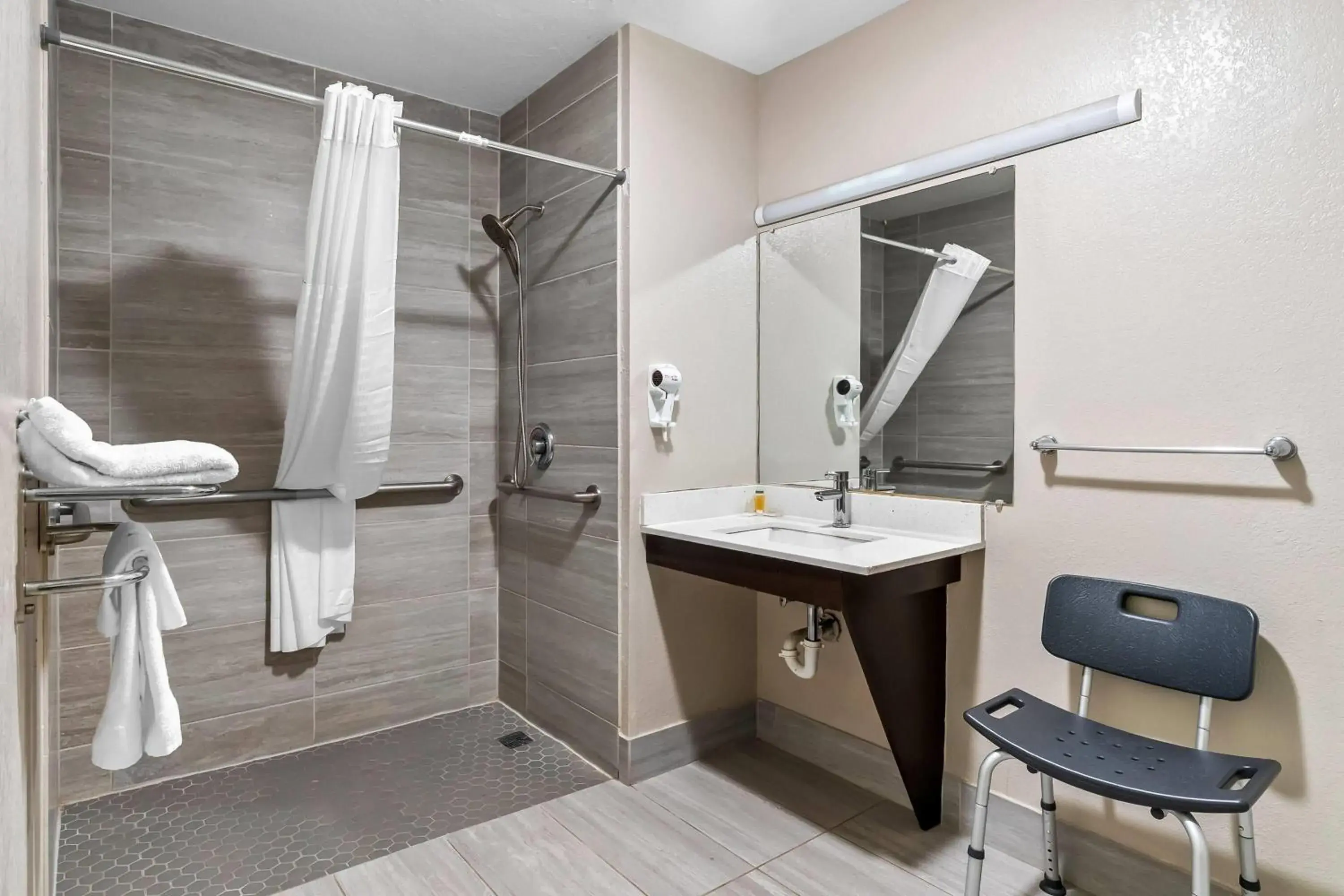 Double Room with Two Double Beds and Roll-in Shower - Mobility Access/Non-Smoking in Days Inn by Wyndham Simpsonville Double Room with Two Double Beds and Roll-in Shower - Mobility Access/Non-Smoking in Days Inn by Wyndham Simpsonville