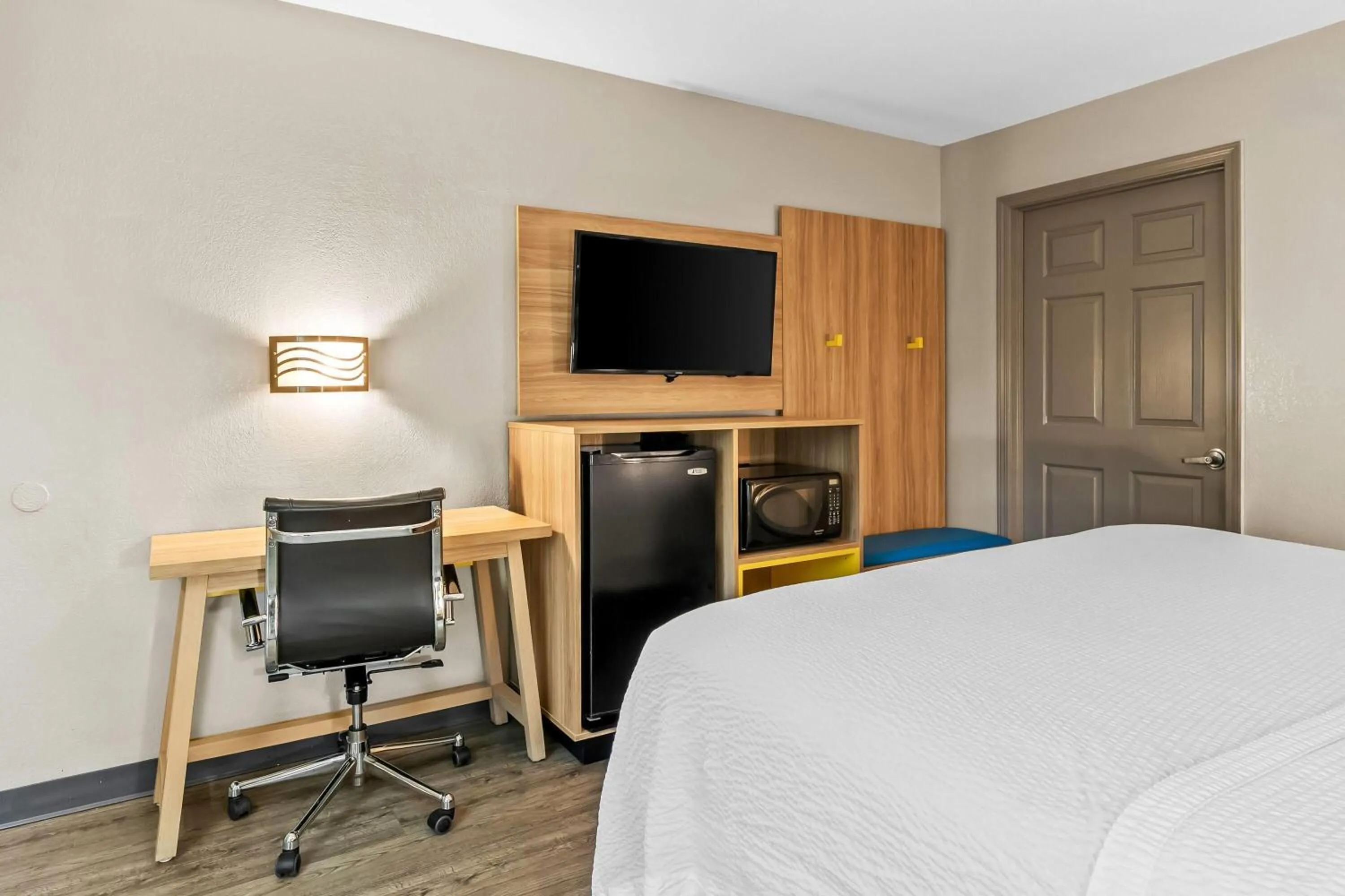 Bed in Days Inn by Wyndham Simpsonville
