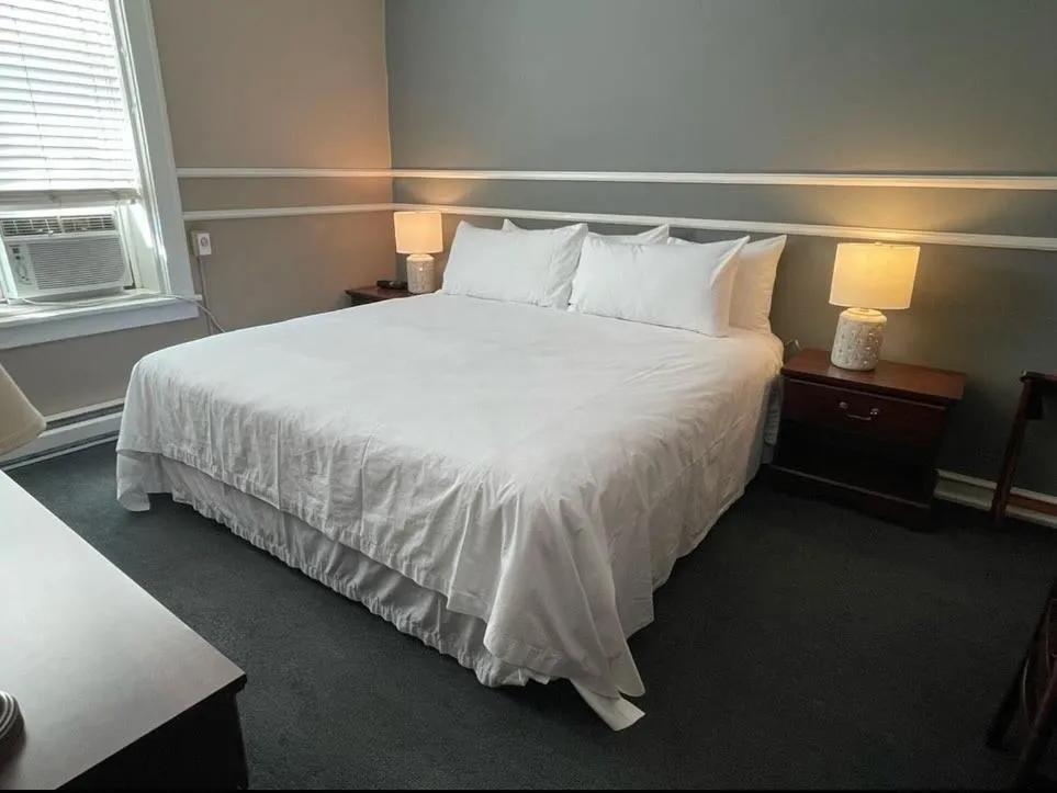 Bed in Kalispell Grand Hotel