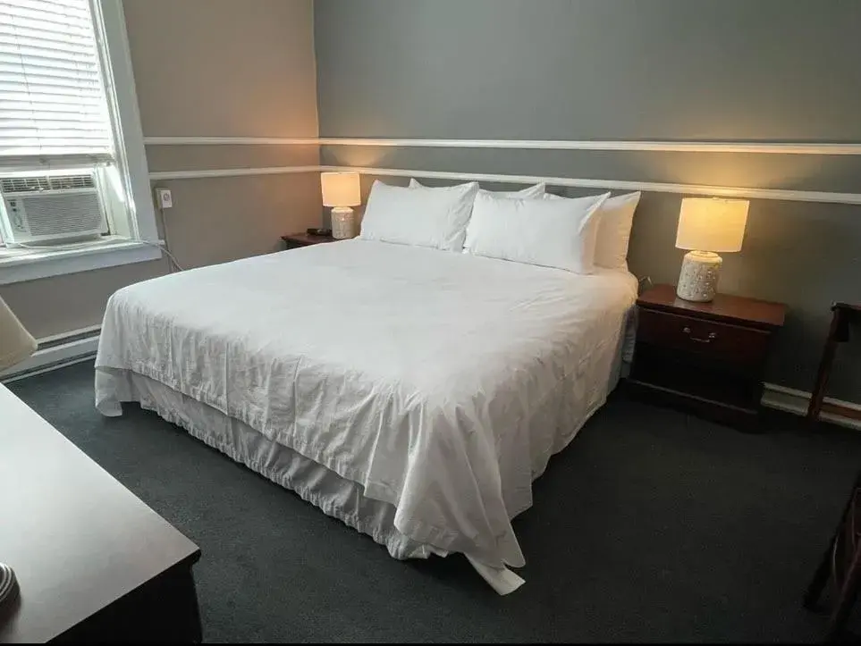 King Room in Kalispell Grand Hotel King Room in Kalispell Grand Hotel