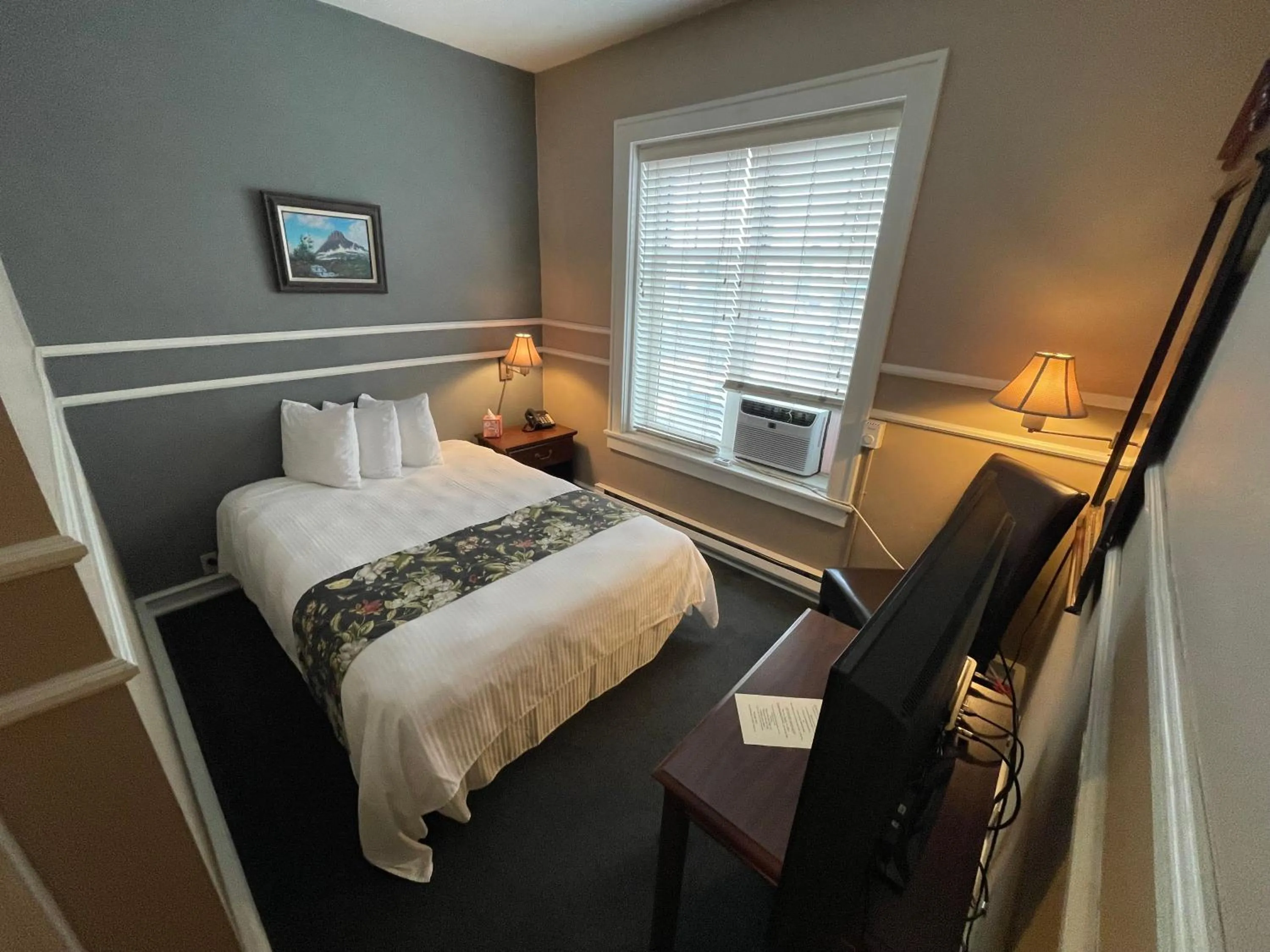 Bed in Kalispell Grand Hotel