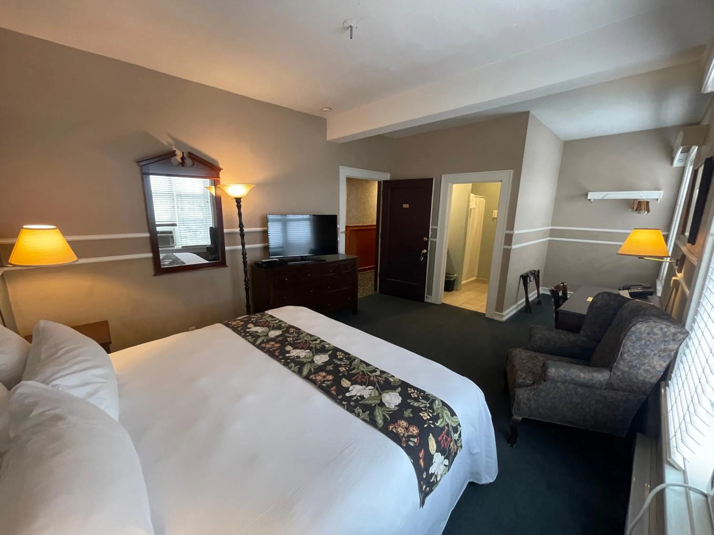 Bed in Kalispell Grand Hotel