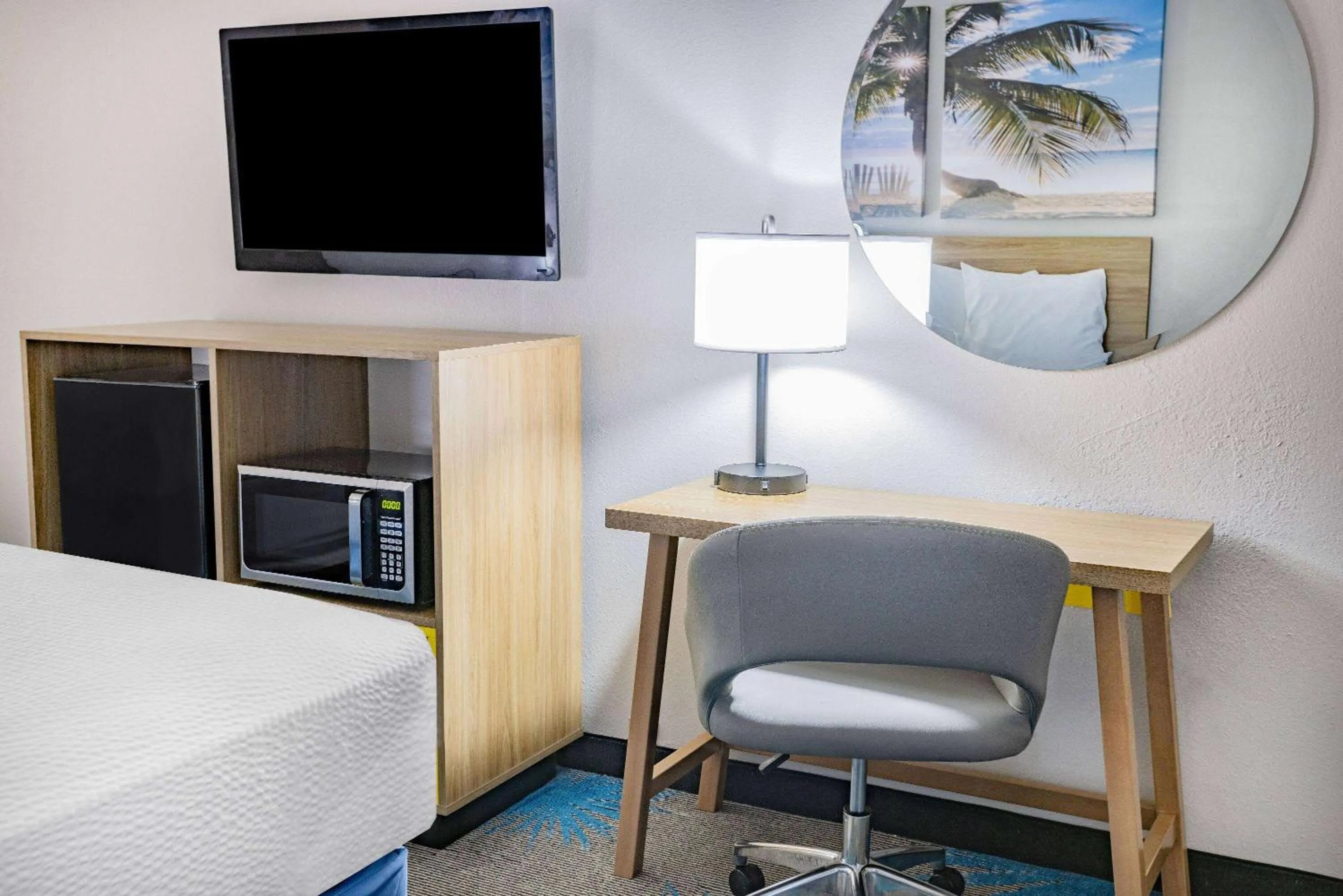 Photo of the whole room, Bed in Days Inn by Wyndham Barnwell