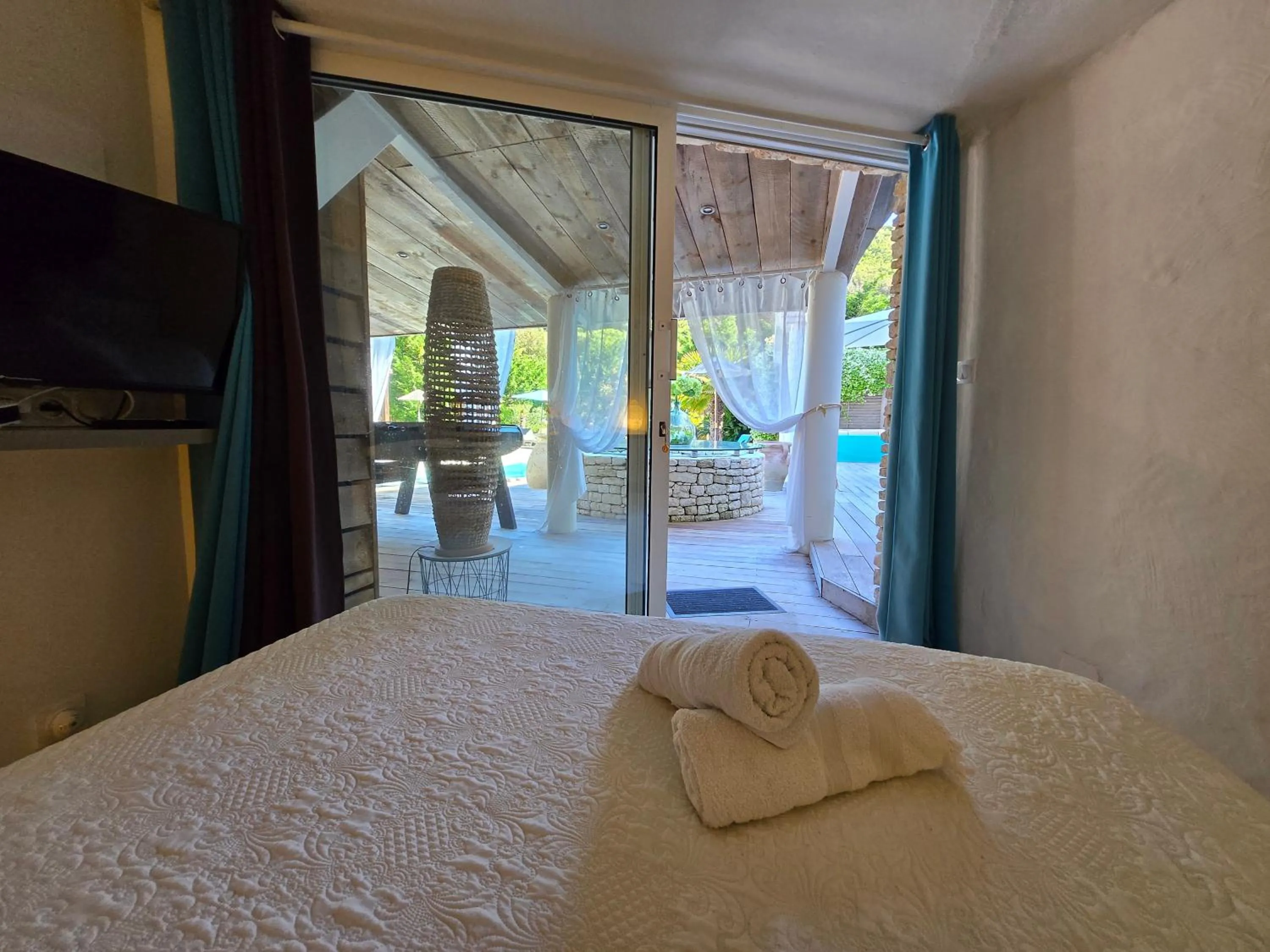 Pool view in Villa Petra Bianca Suites & Chambres