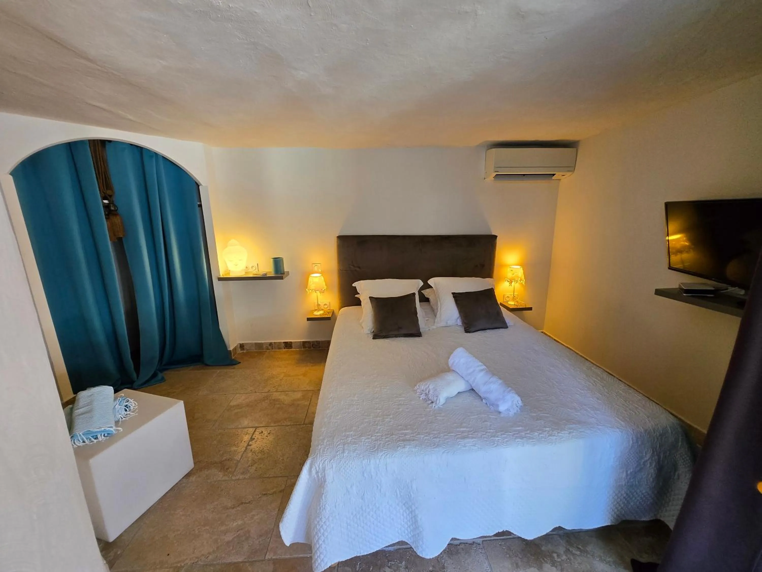 Bed in Villa Petra Bianca Suites & Chambres