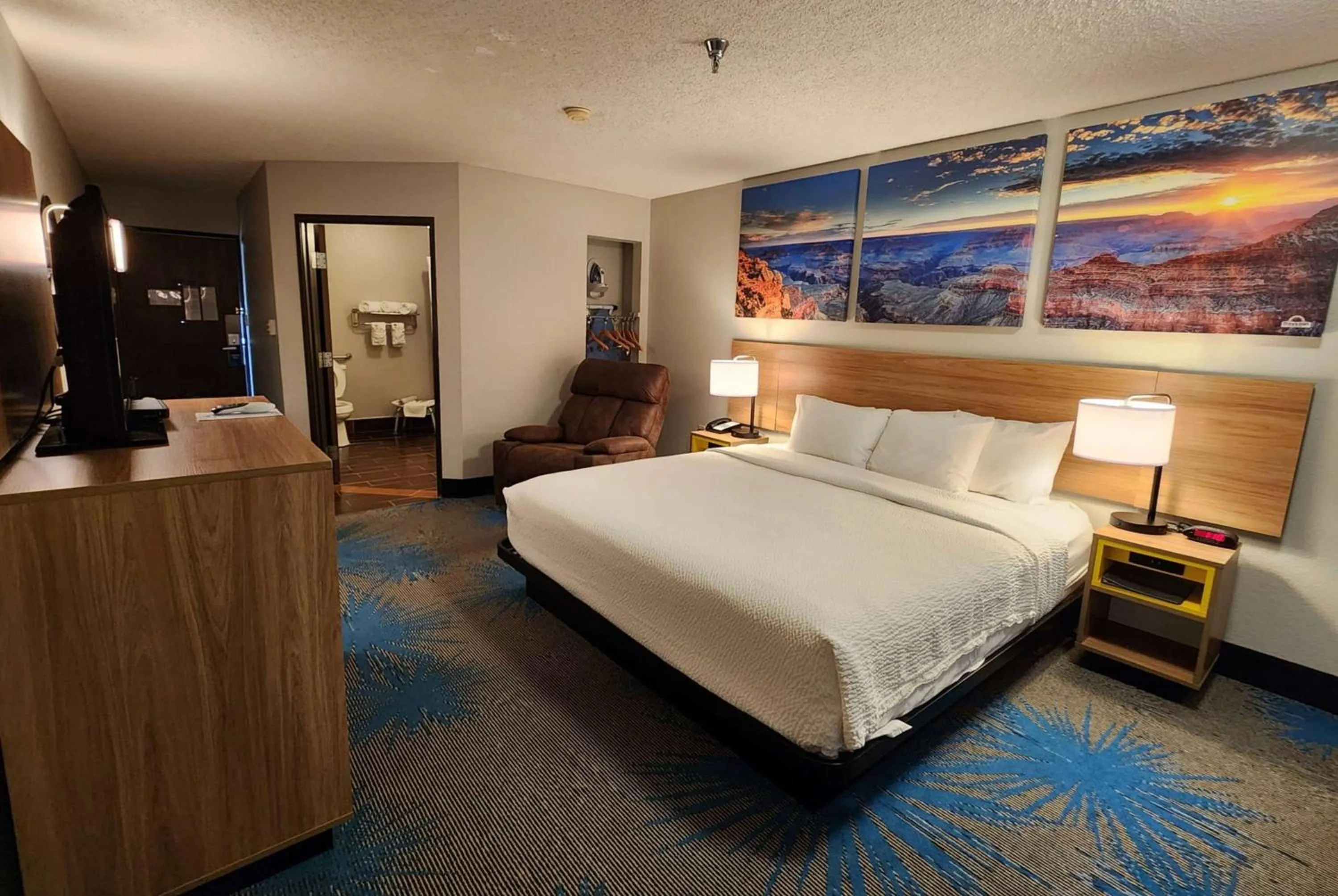 Photo of the whole room, Bed in Days Inn by Wyndham Tucumcari