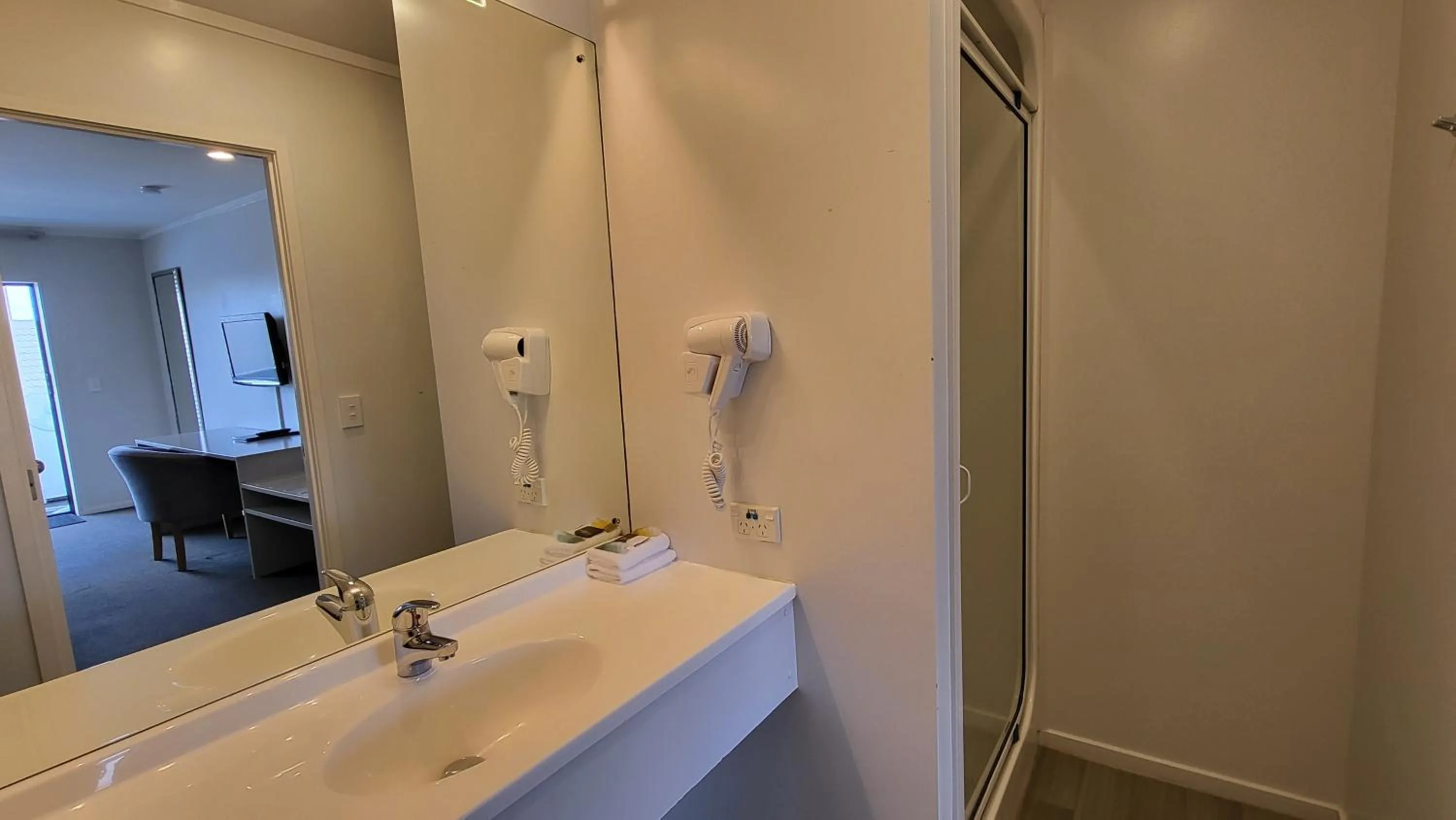 Bathroom in Manukau Motor Lodge