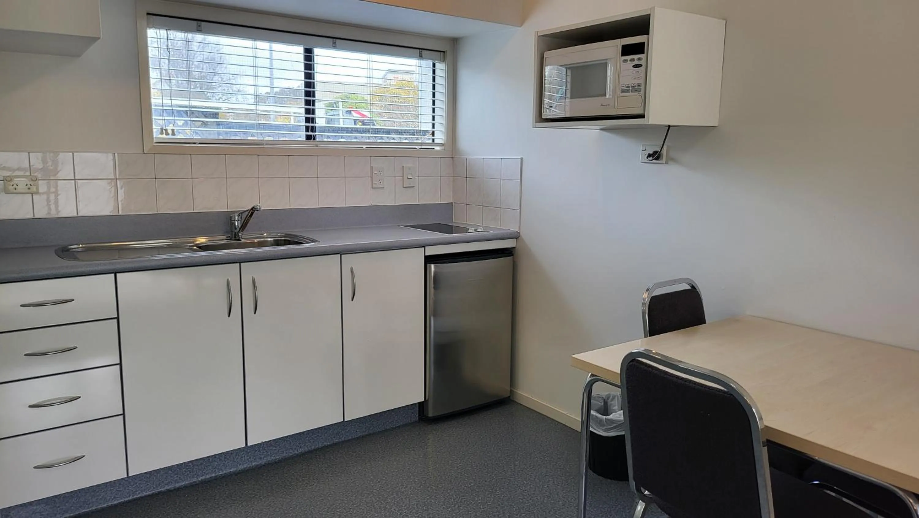 Kitchen or kitchenette in Manukau Motor Lodge