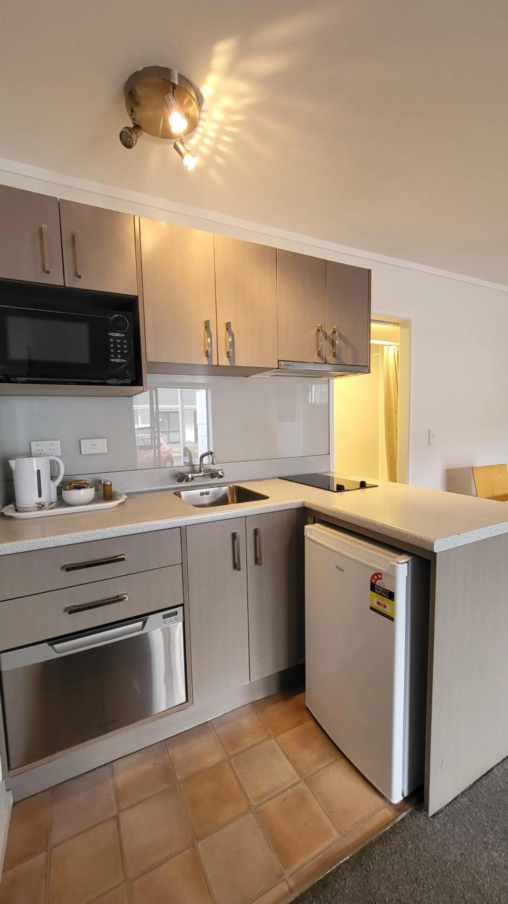 Kitchen or kitchenette in Manukau Motor Lodge