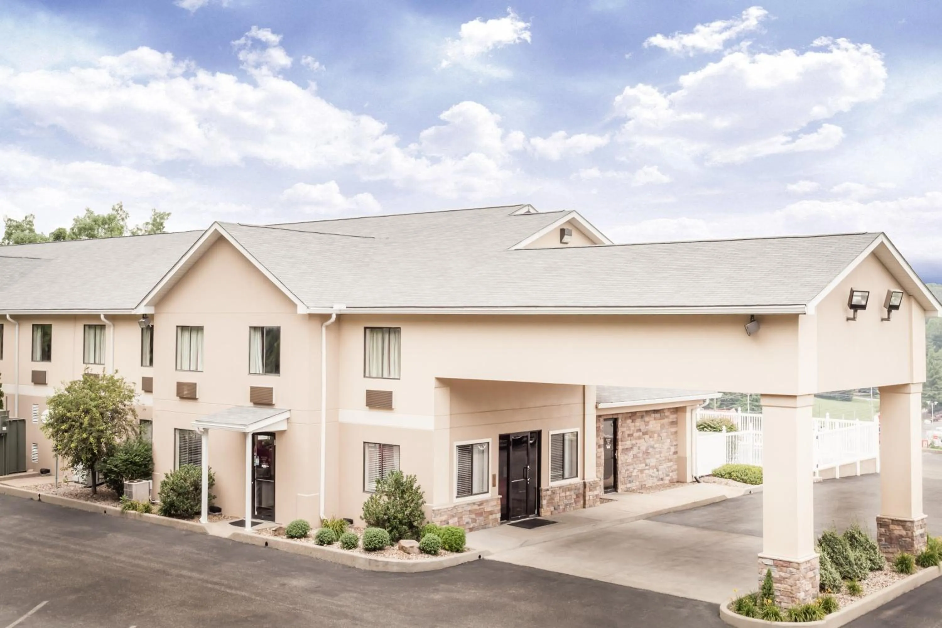 Facade/entrance in Ramada by Wyndham Tell City