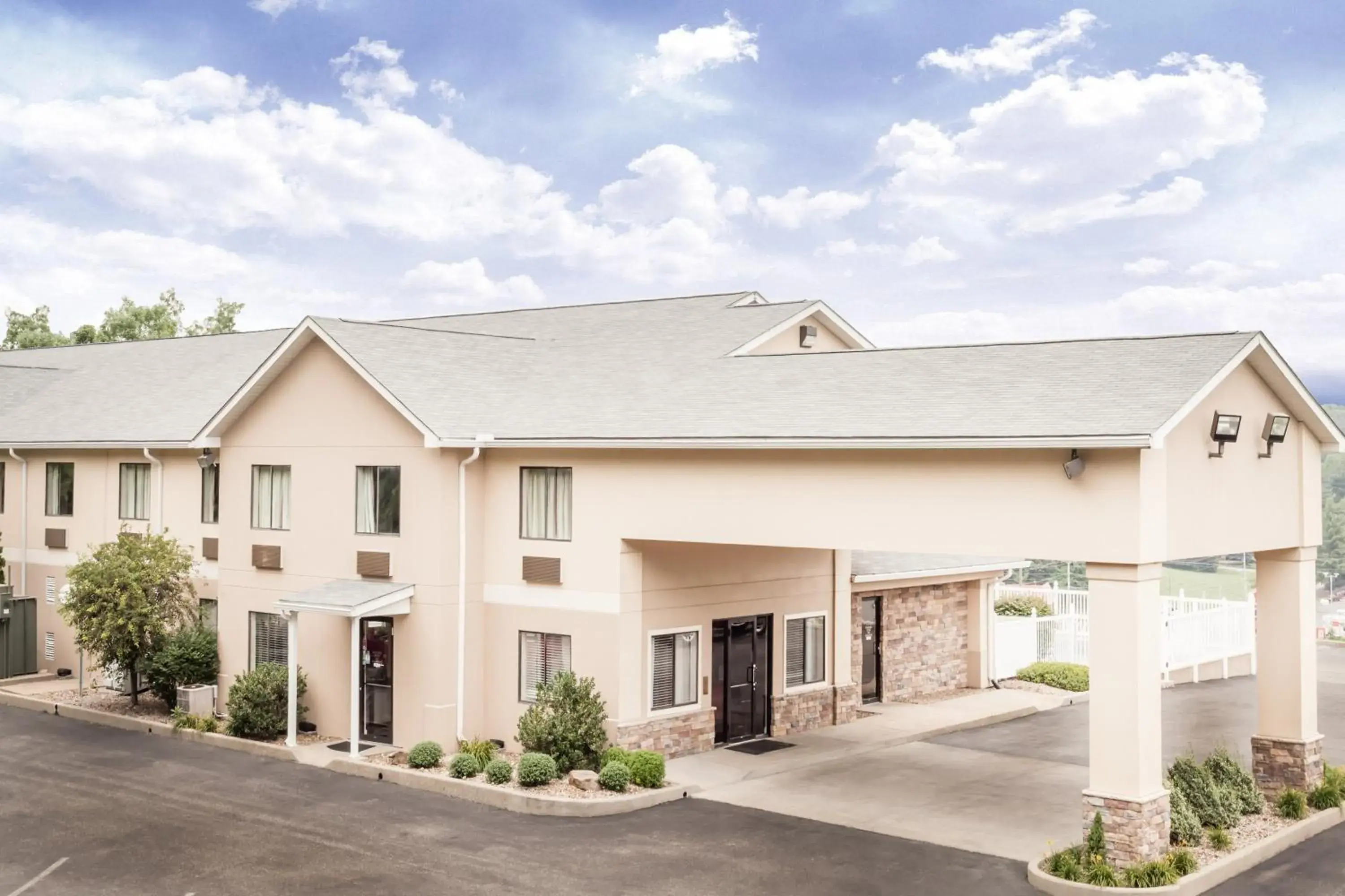 Facade/entrance in Ramada by Wyndham Tell City Facade/entrance in Ramada by Wyndham Tell City