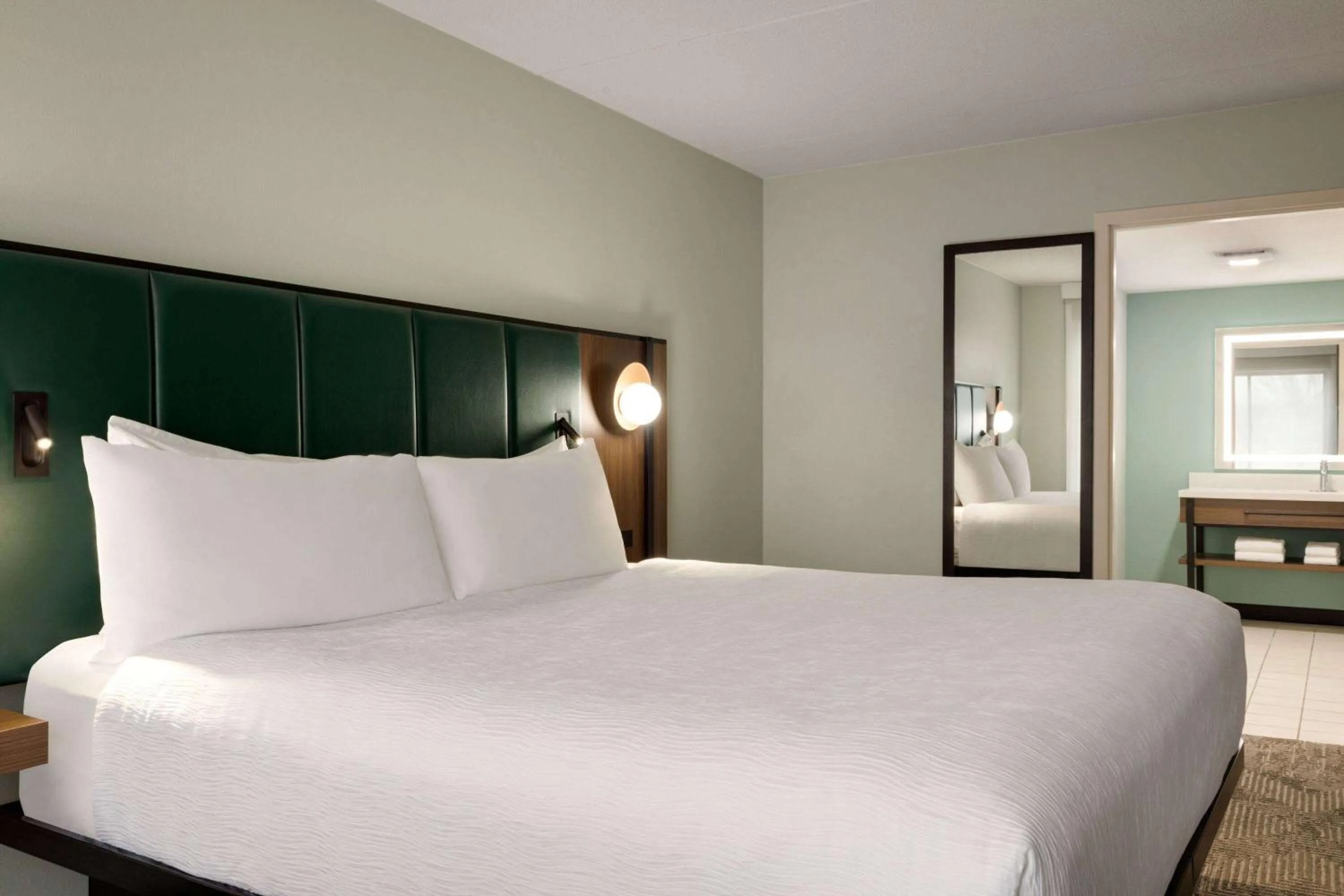 Photo of the whole room, Bed in Wingate by Wyndham Green Bay