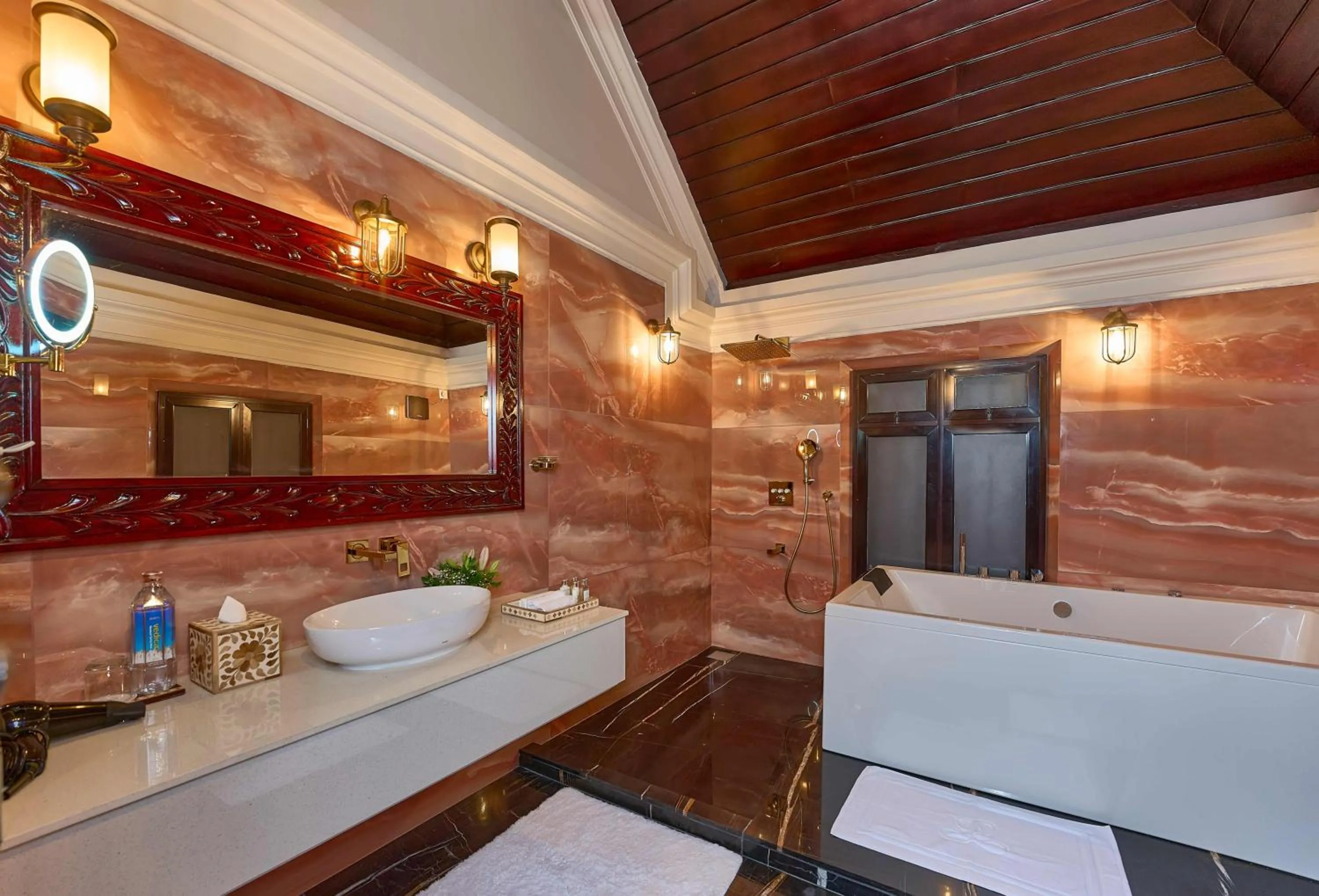 Hot Tub in The Leela Ashtamudi, A Raviz Hotel