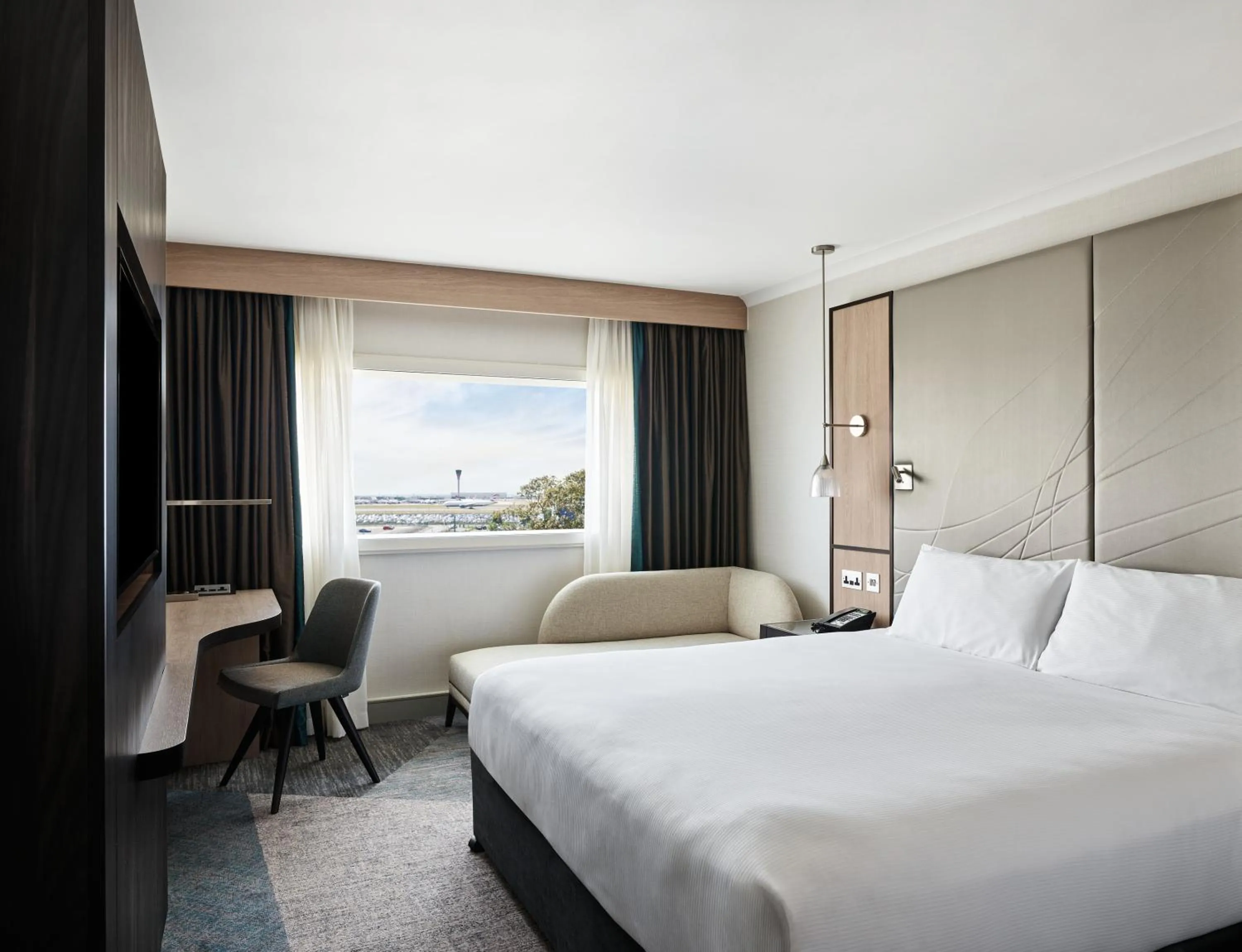 View (from property/room), Bed in Hyatt Place London Heathrow Airport