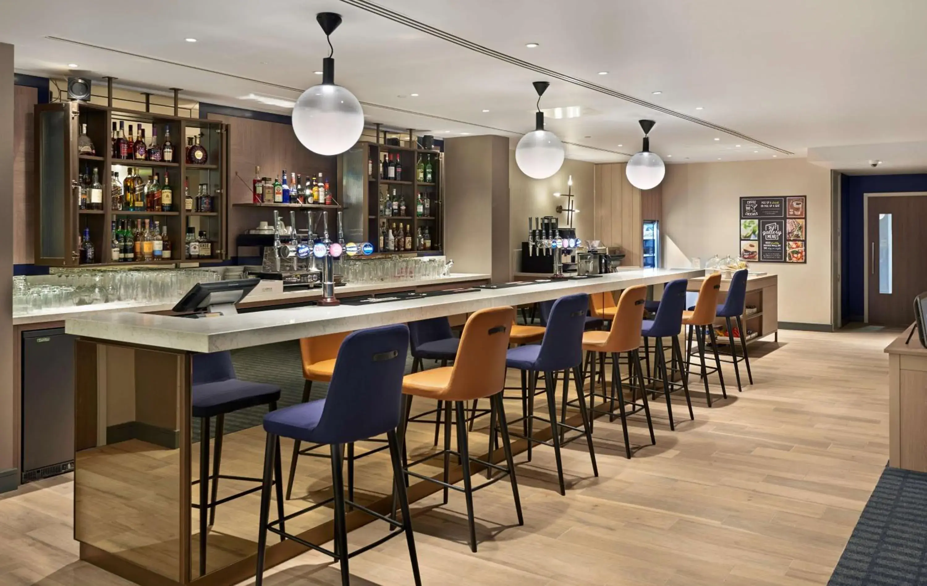 Lounge or bar in Hyatt Place London Heathrow Airport Lounge or bar in Hyatt Place London Heathrow Airport