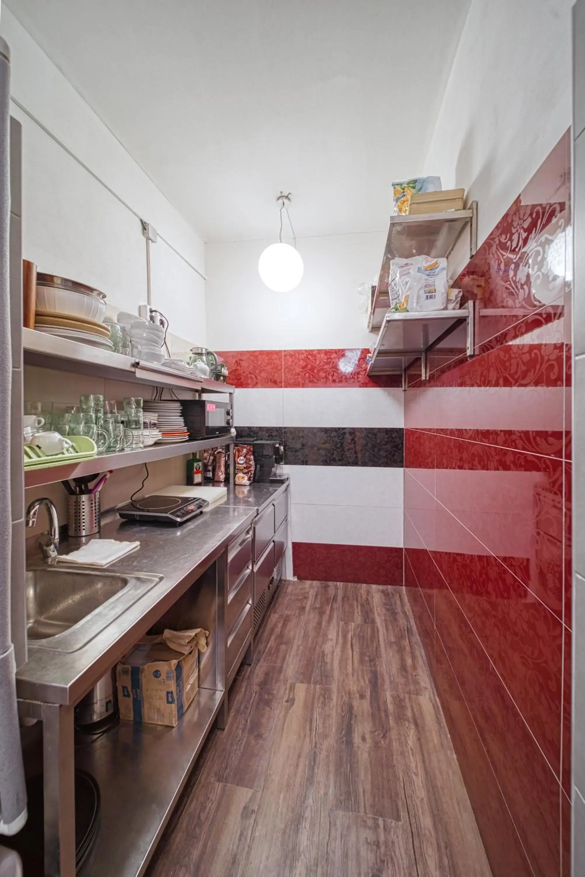Communal kitchen, Kitchen/Kitchenette in Hostel Orange