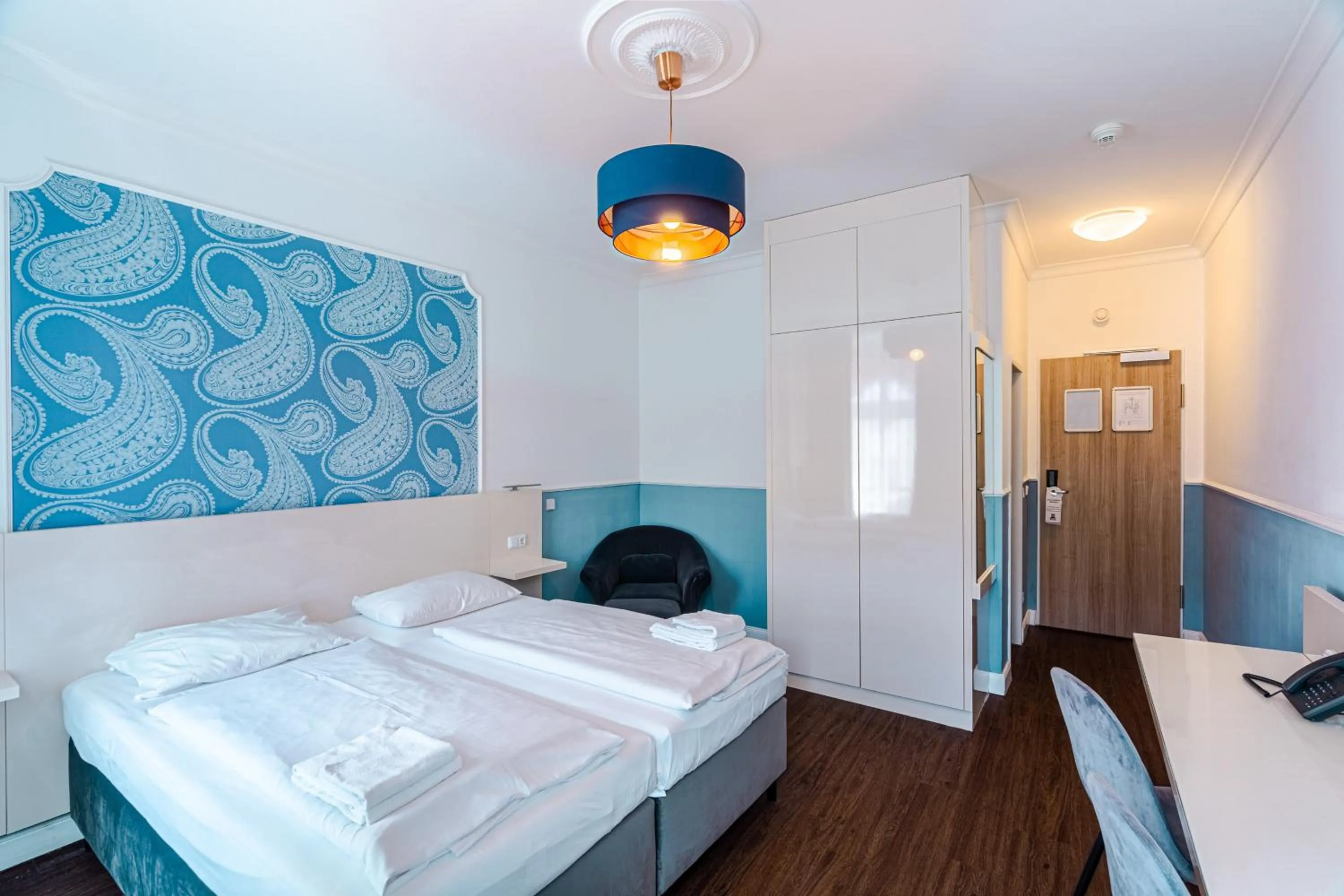 Bedroom, Bed in Hotel Prens Berlin