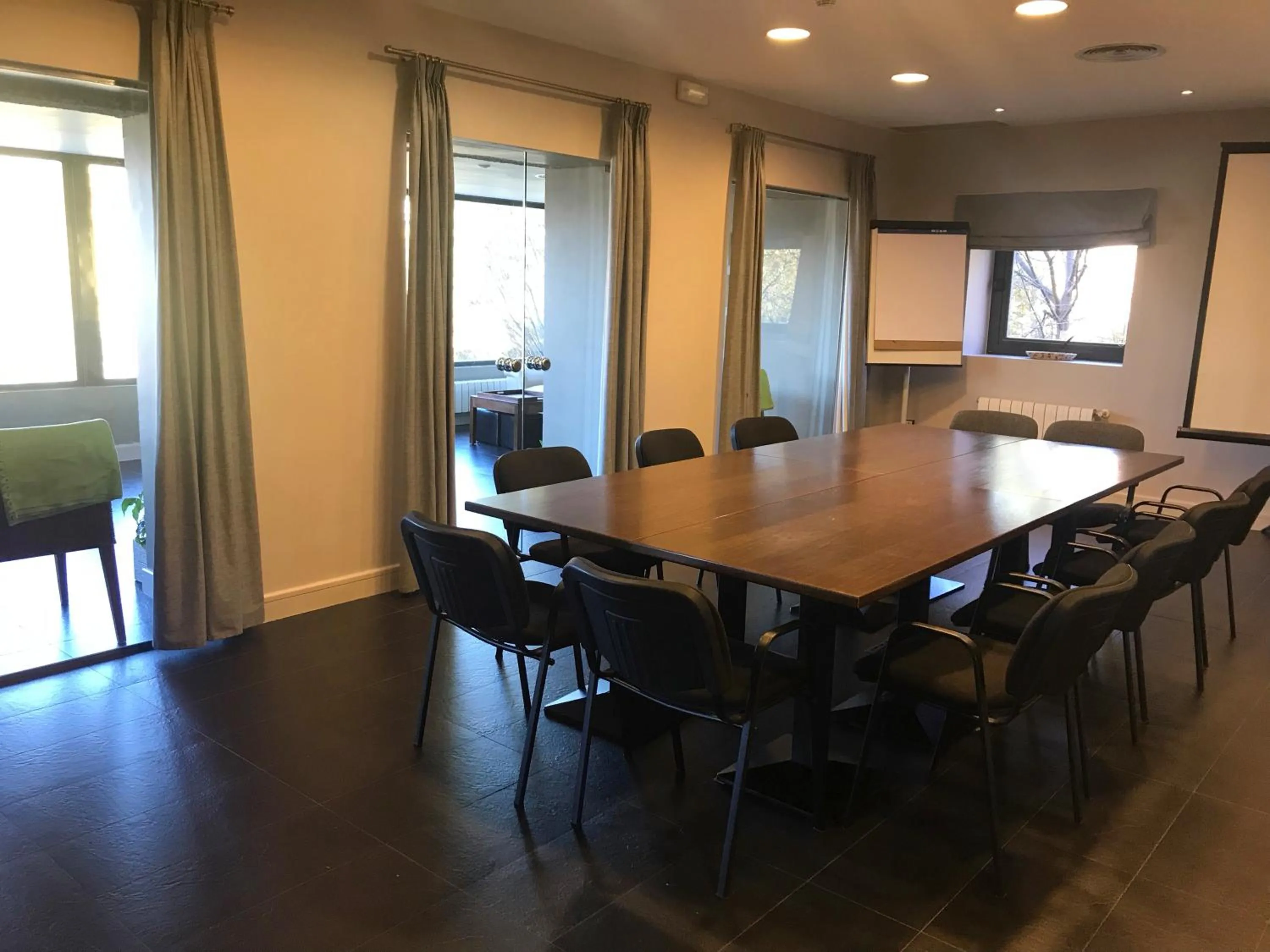 Business facilities in Luces del Poniente