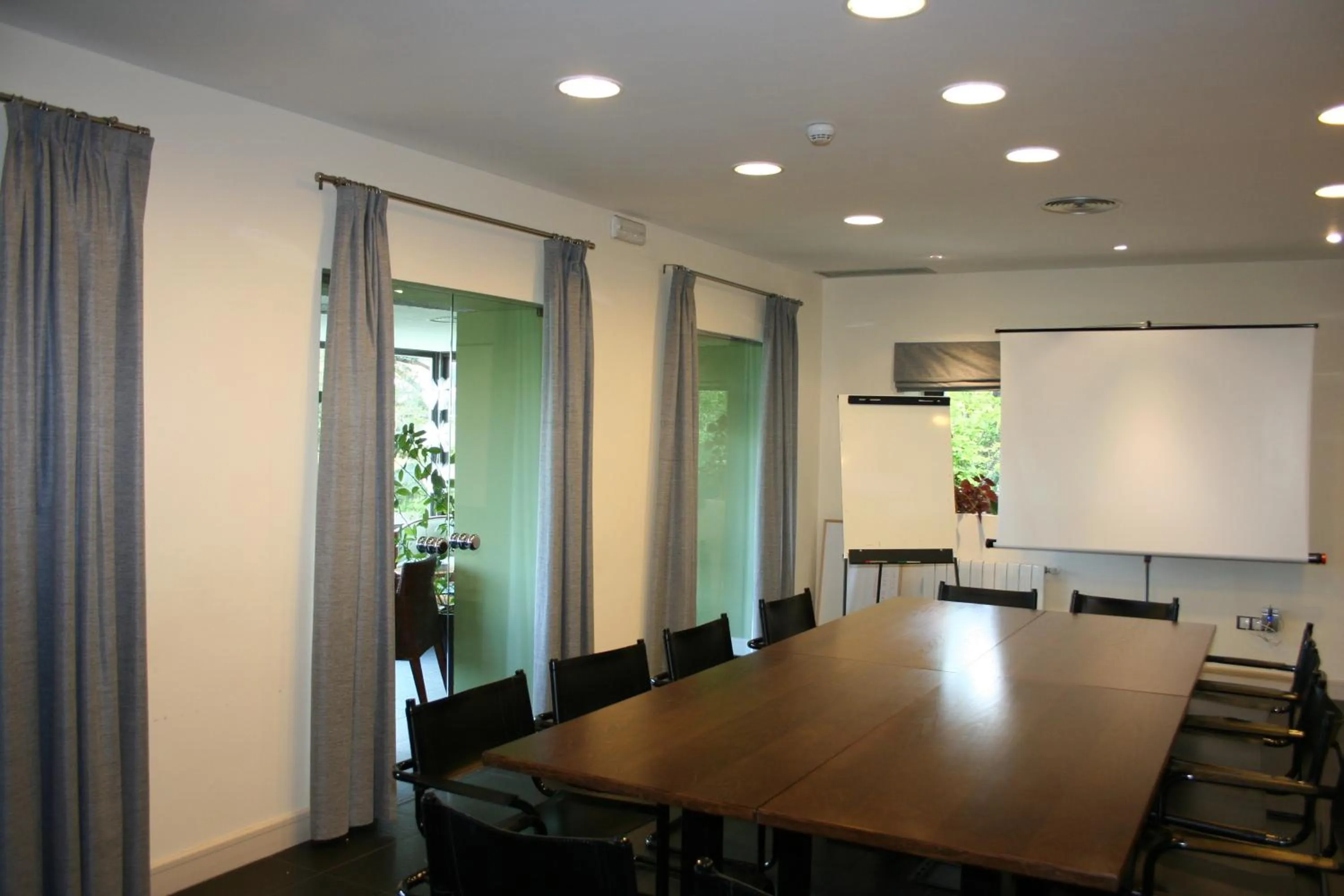 Business facilities in Luces del Poniente