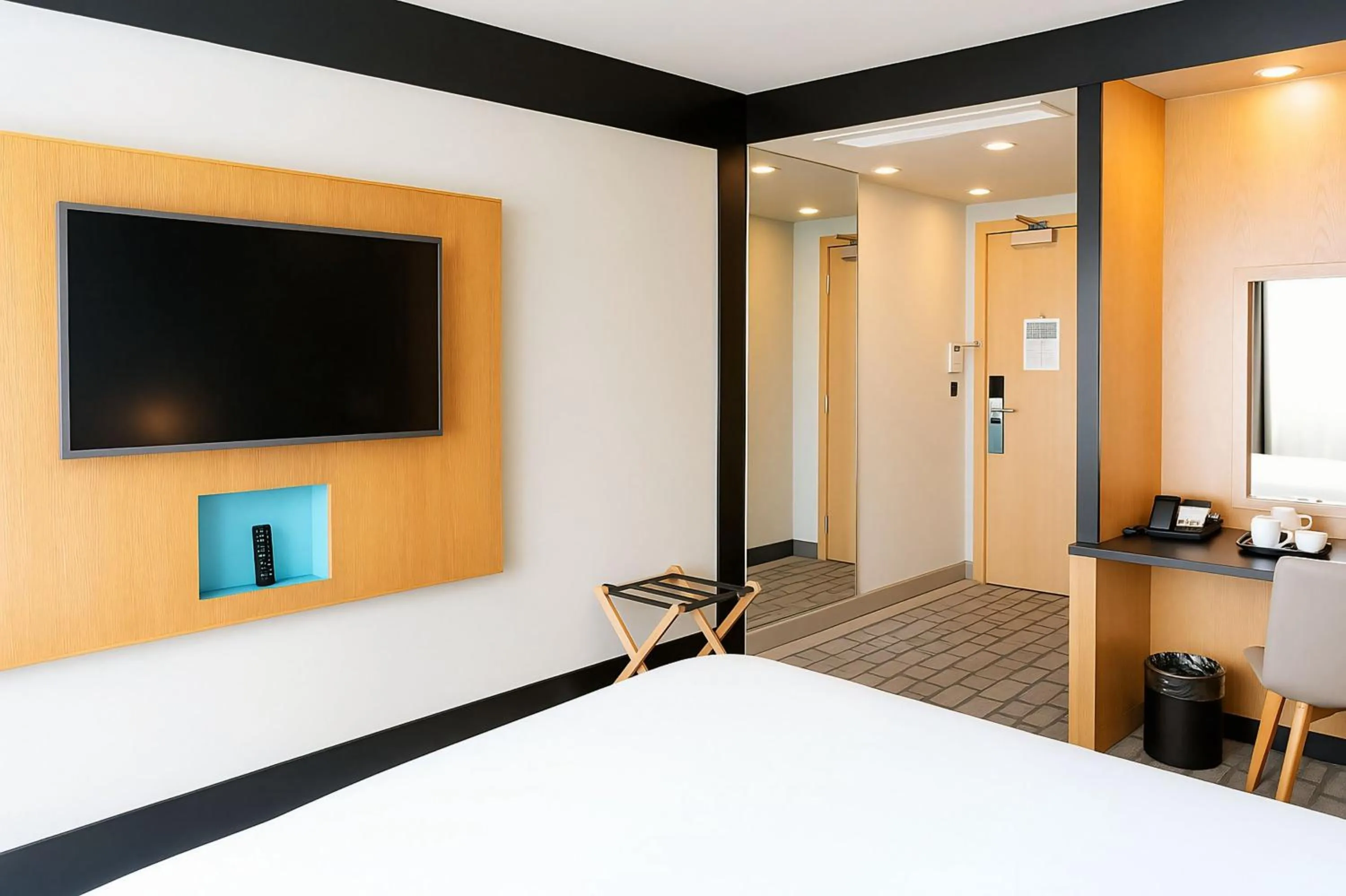 Photo of the whole room, Bed in Holiday Inn Salisbury - Stonehenge by IHG