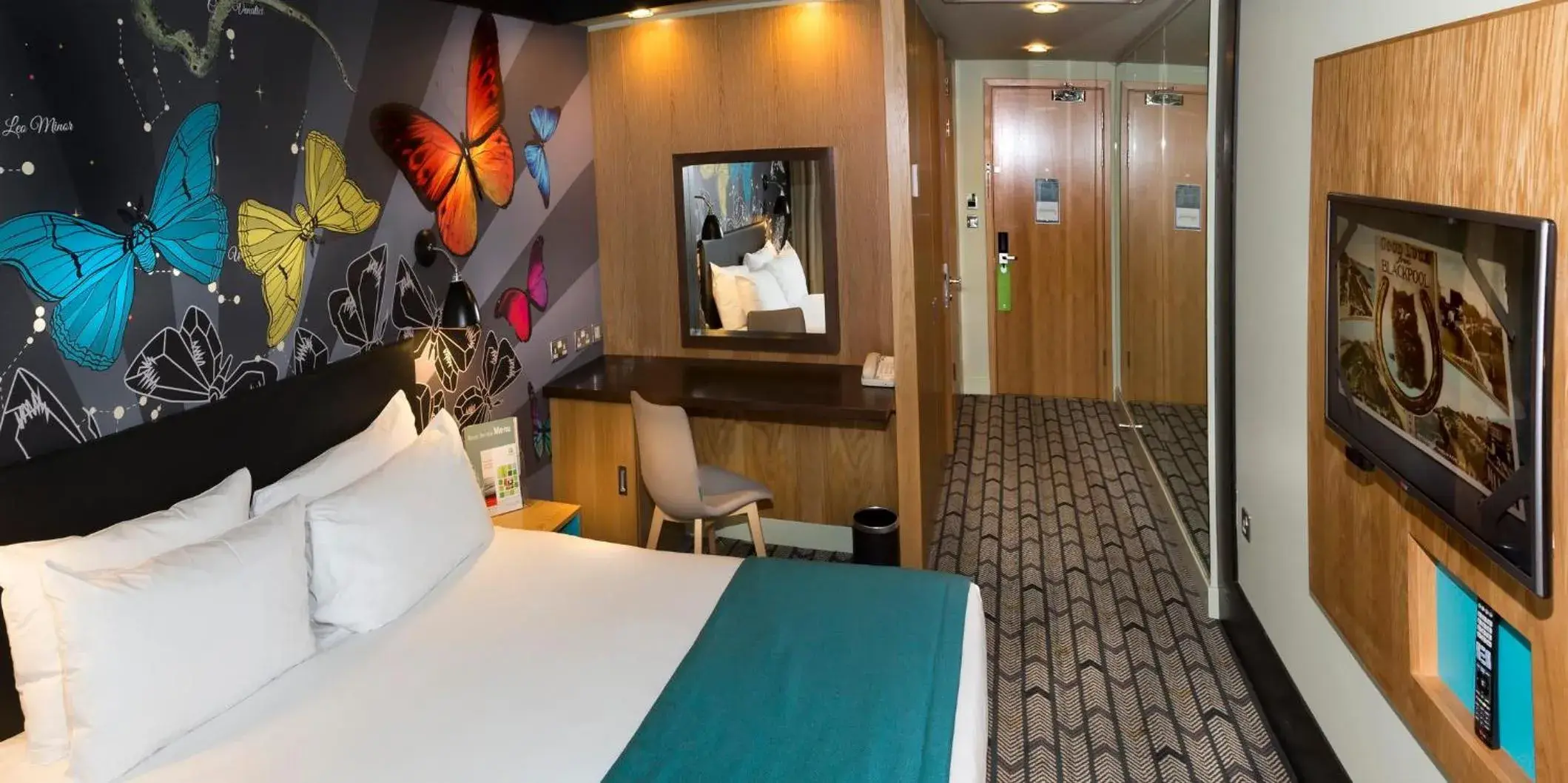 Photo of the whole room, Bed in Holiday Inn Salisbury - Stonehenge by IHG Photo of the whole room, Bed in Holiday Inn Salisbury - Stonehenge by IHG