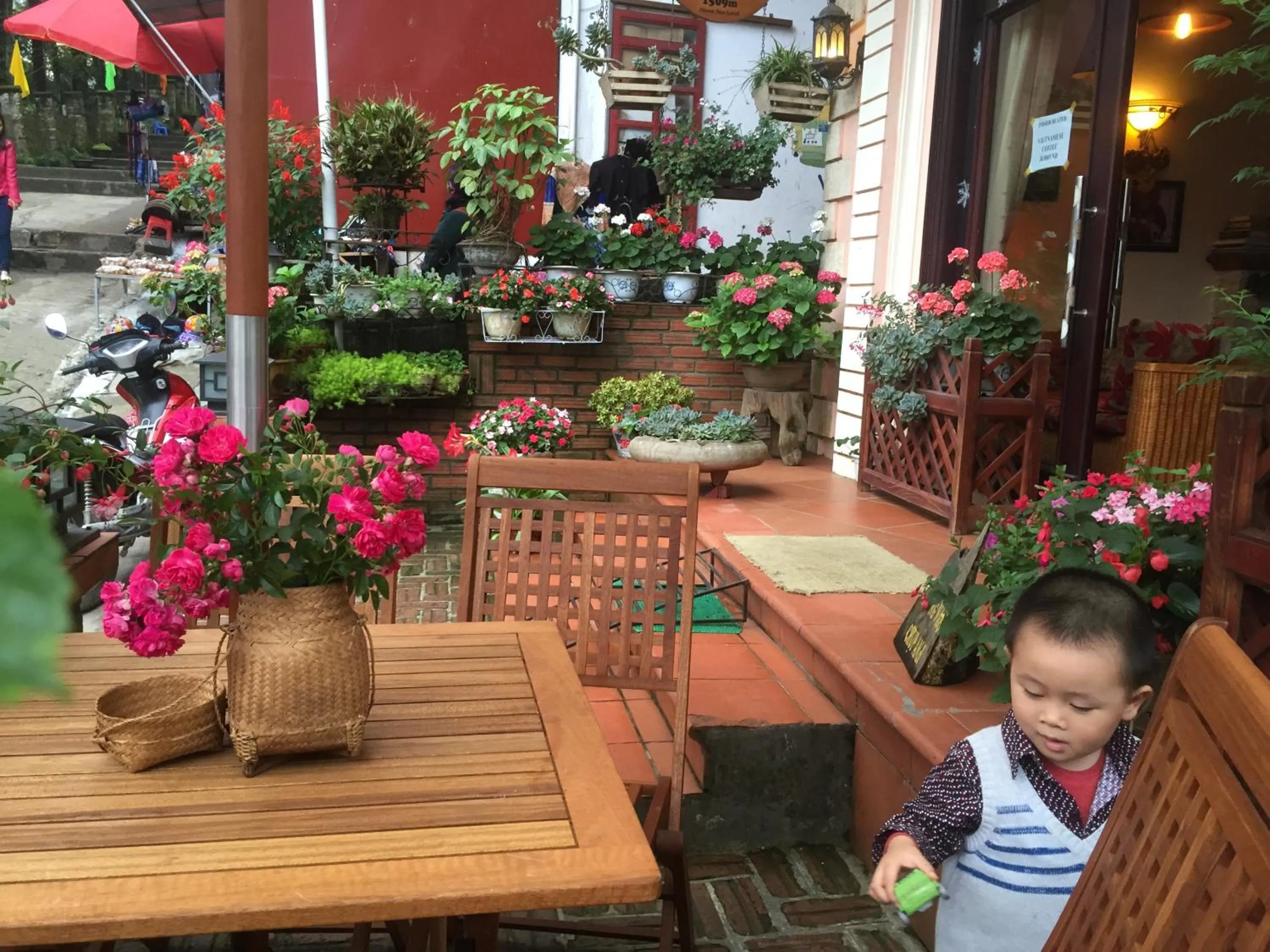young children in Thai Binh Sapa Hotel