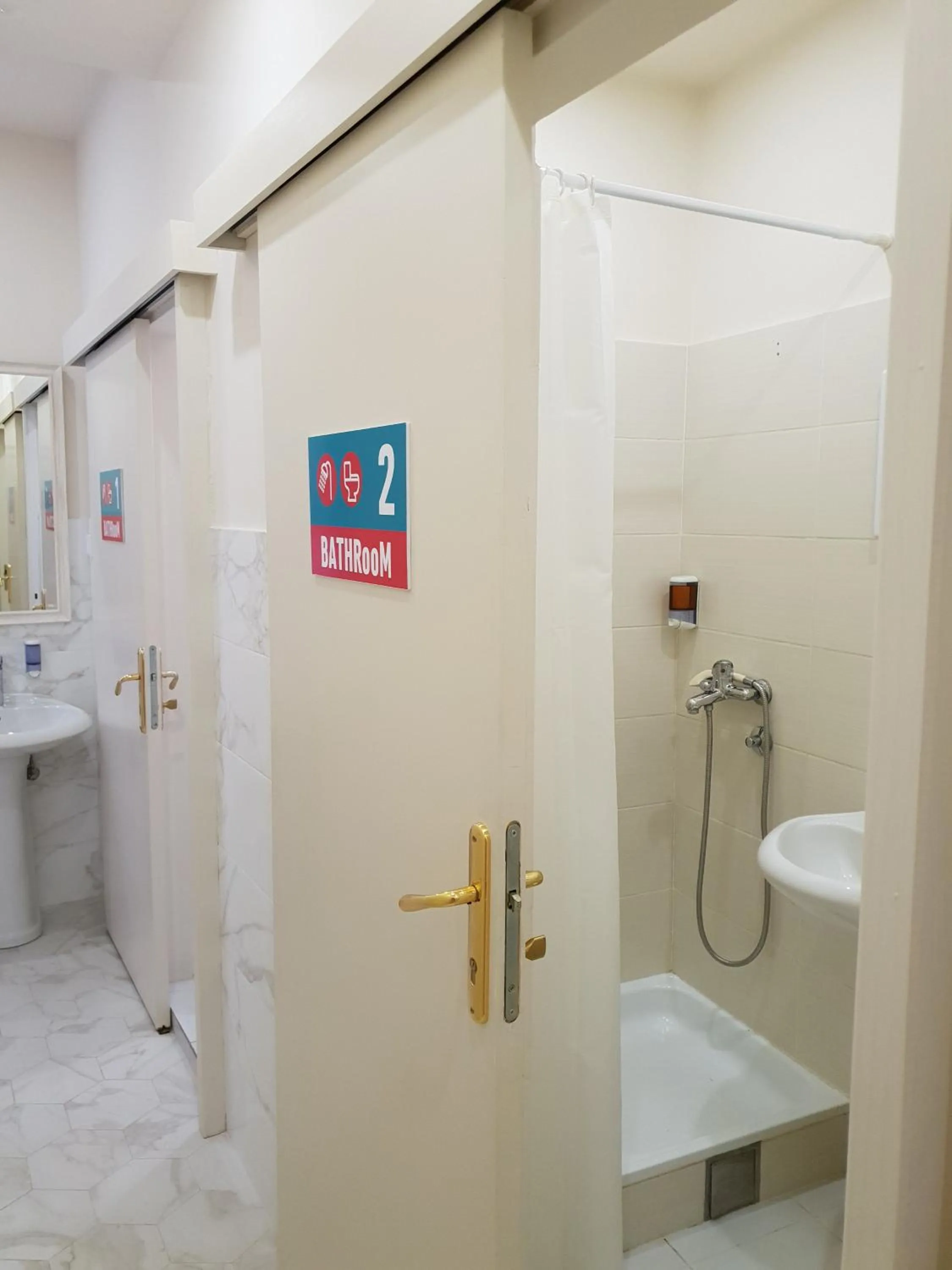 Shower in Booking BnB