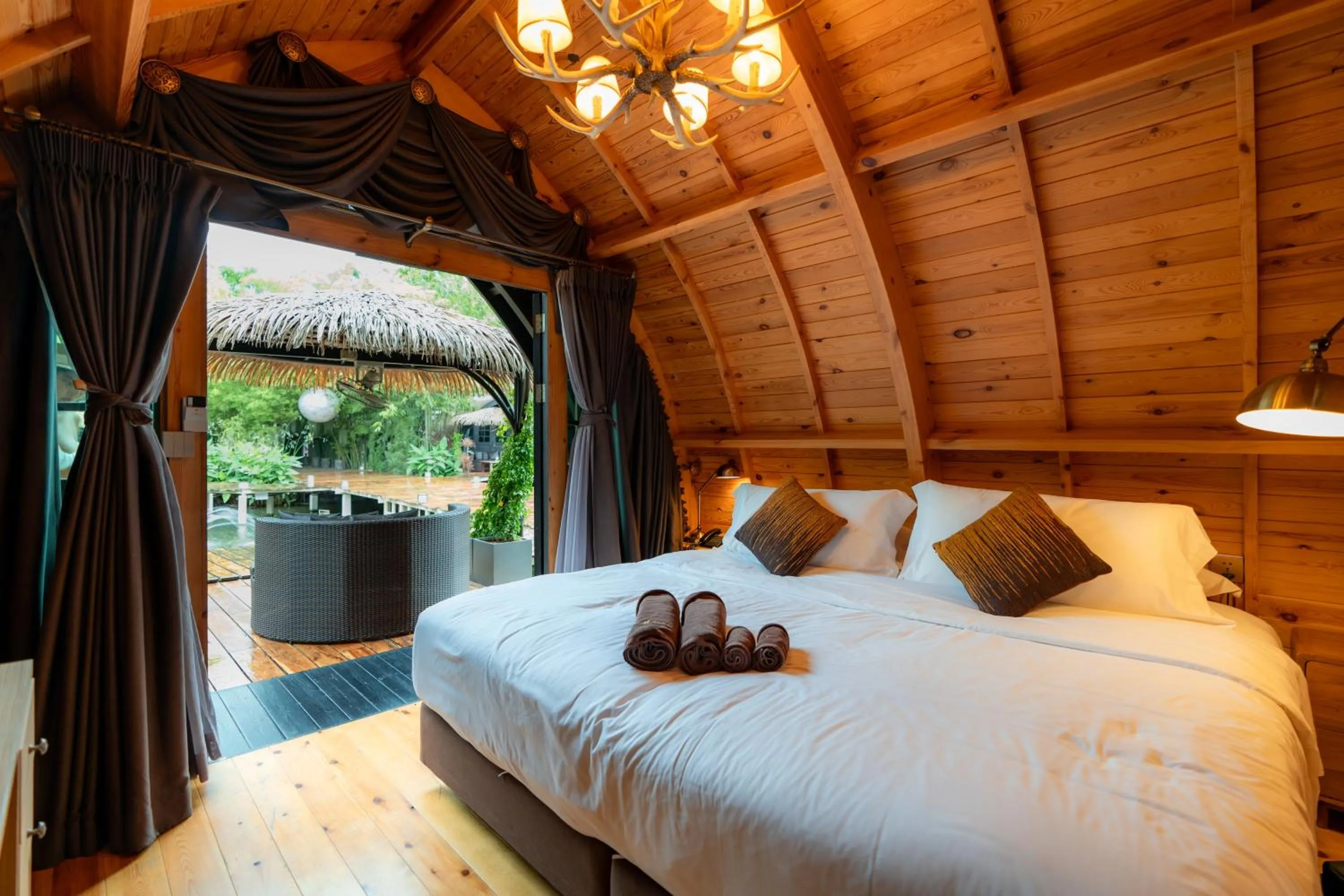 Bed in Khum Damnoen Resort