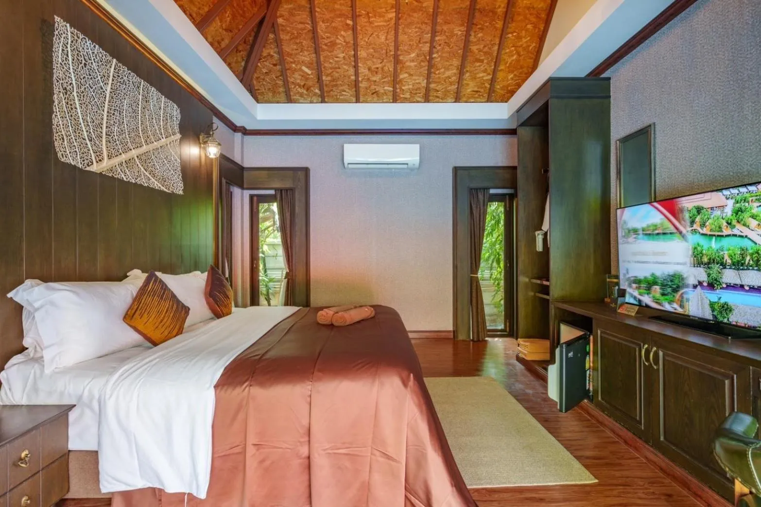 Photo of the whole room, Bed in Khum Damnoen Resort