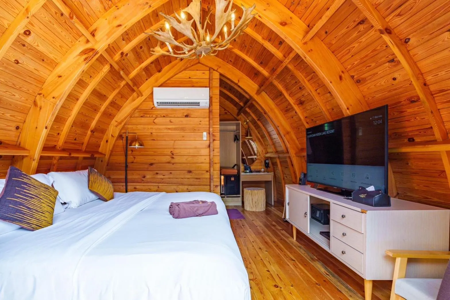 Bed in Khum Damnoen Resort