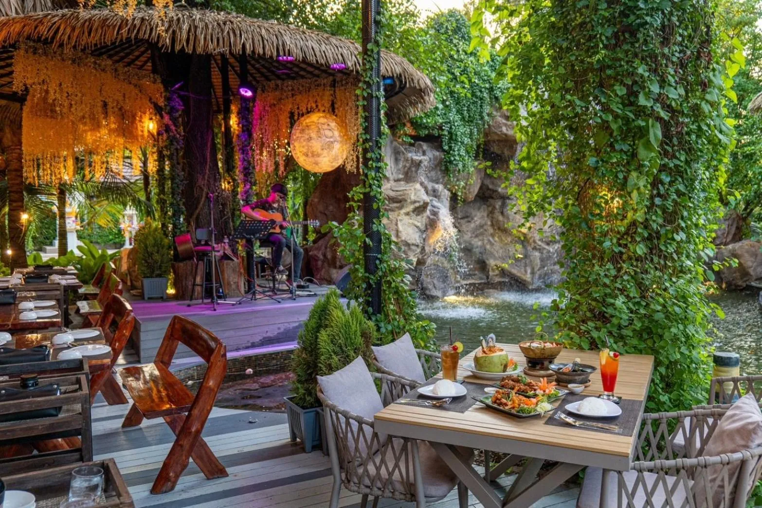 Restaurant/places to eat in Khum Damnoen Resort