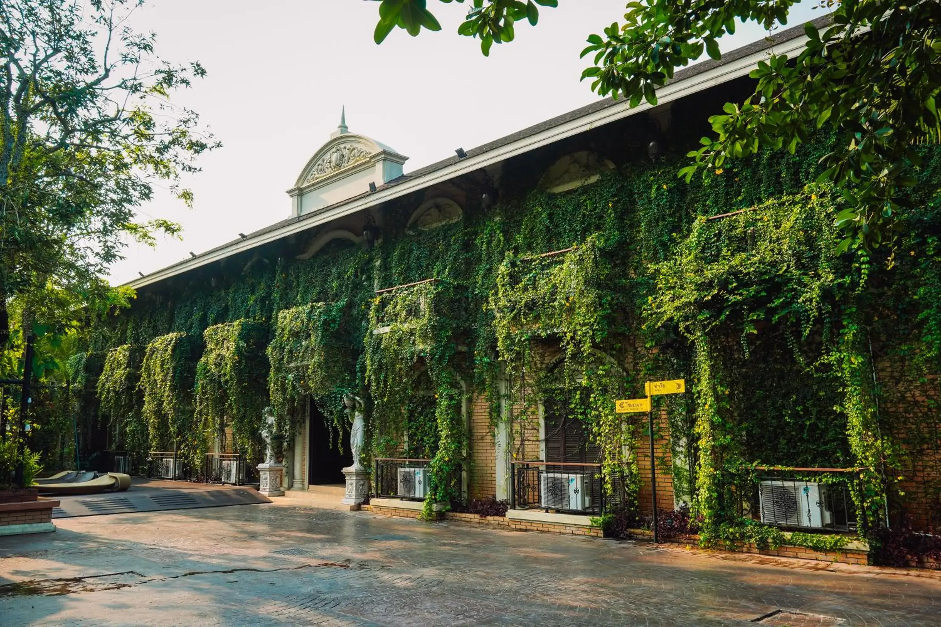 Property building in Khum Damnoen Resort Property building in Khum Damnoen Resort