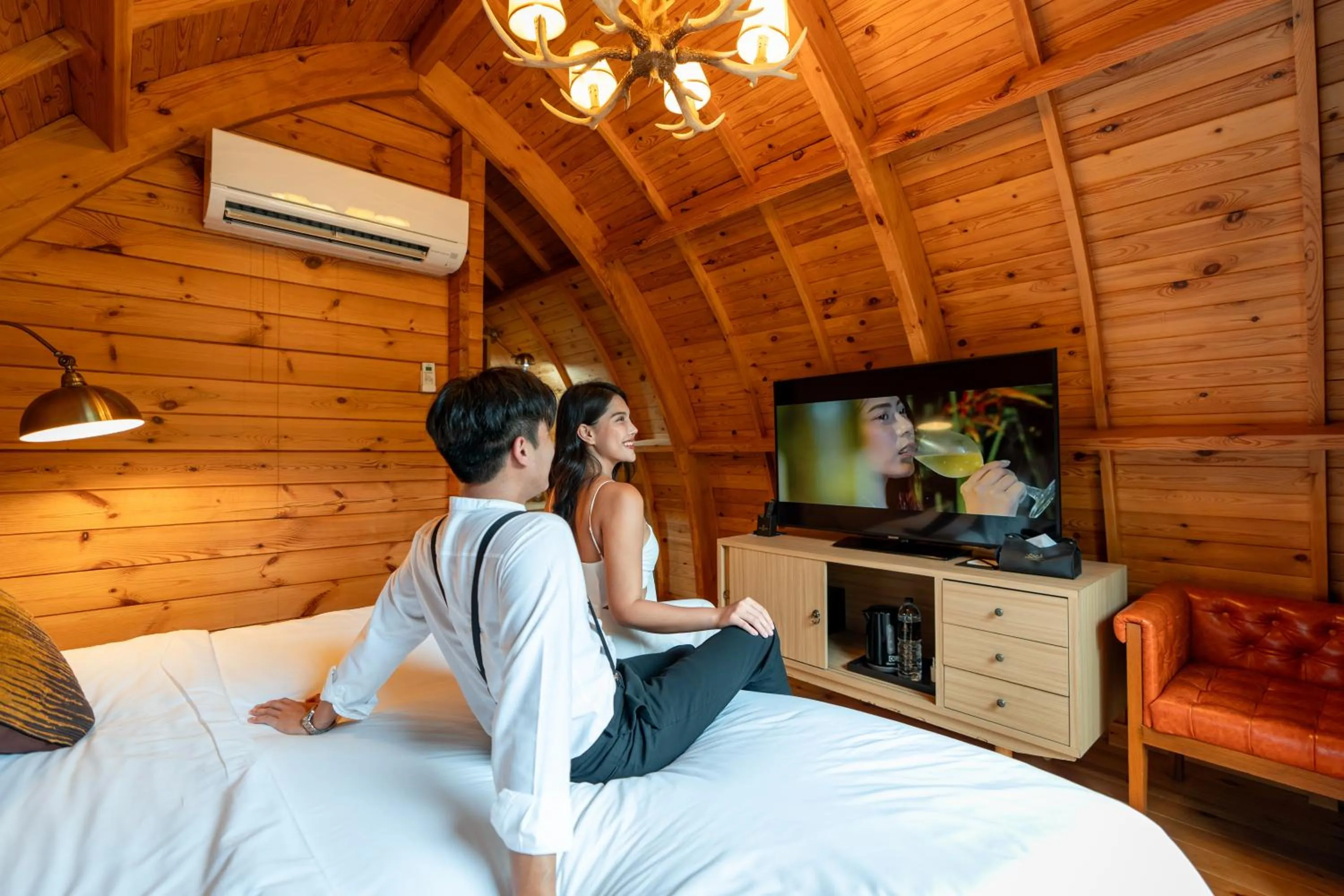 Photo of the whole room, Bed in Khum Damnoen Resort