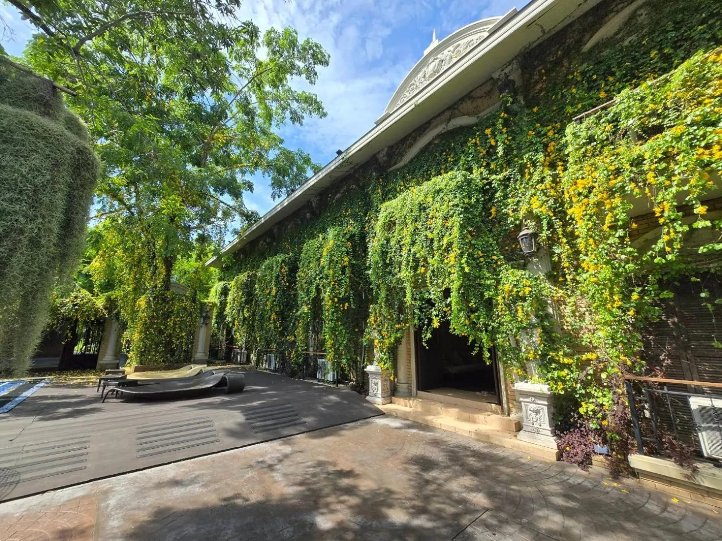 Property building in Khum Damnoen Resort