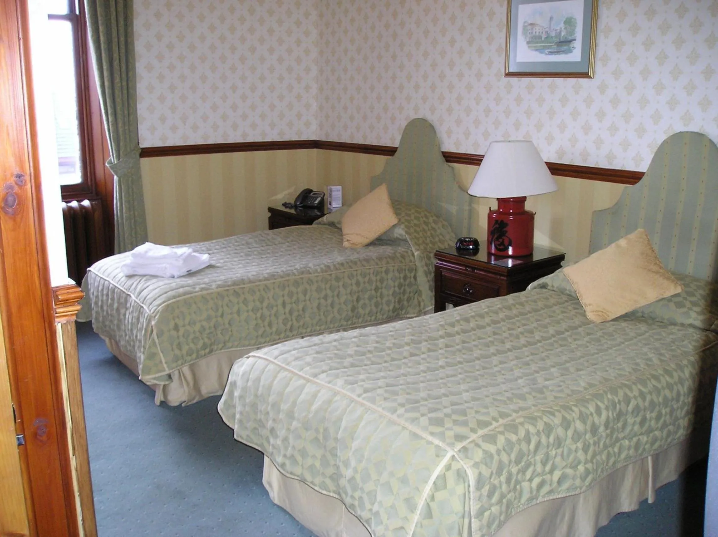 Shower, Bed in Tayside Hotel