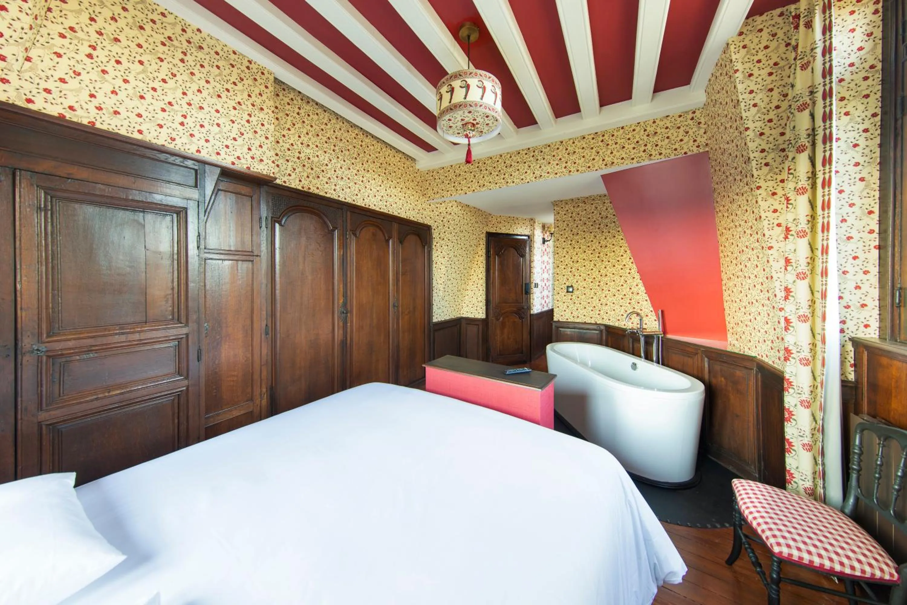 Summer, Bed in La Maison Des Vieux Logis