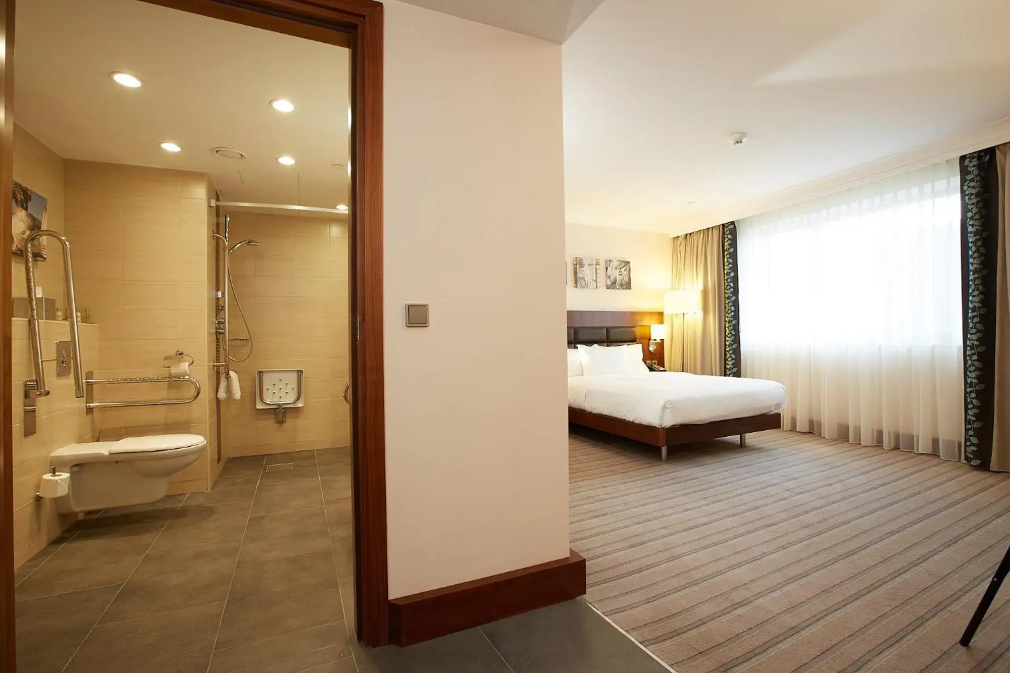 Shower, Bed in Hilton Garden Inn Rzeszów Shower, Bed in Hilton Garden Inn Rzeszów