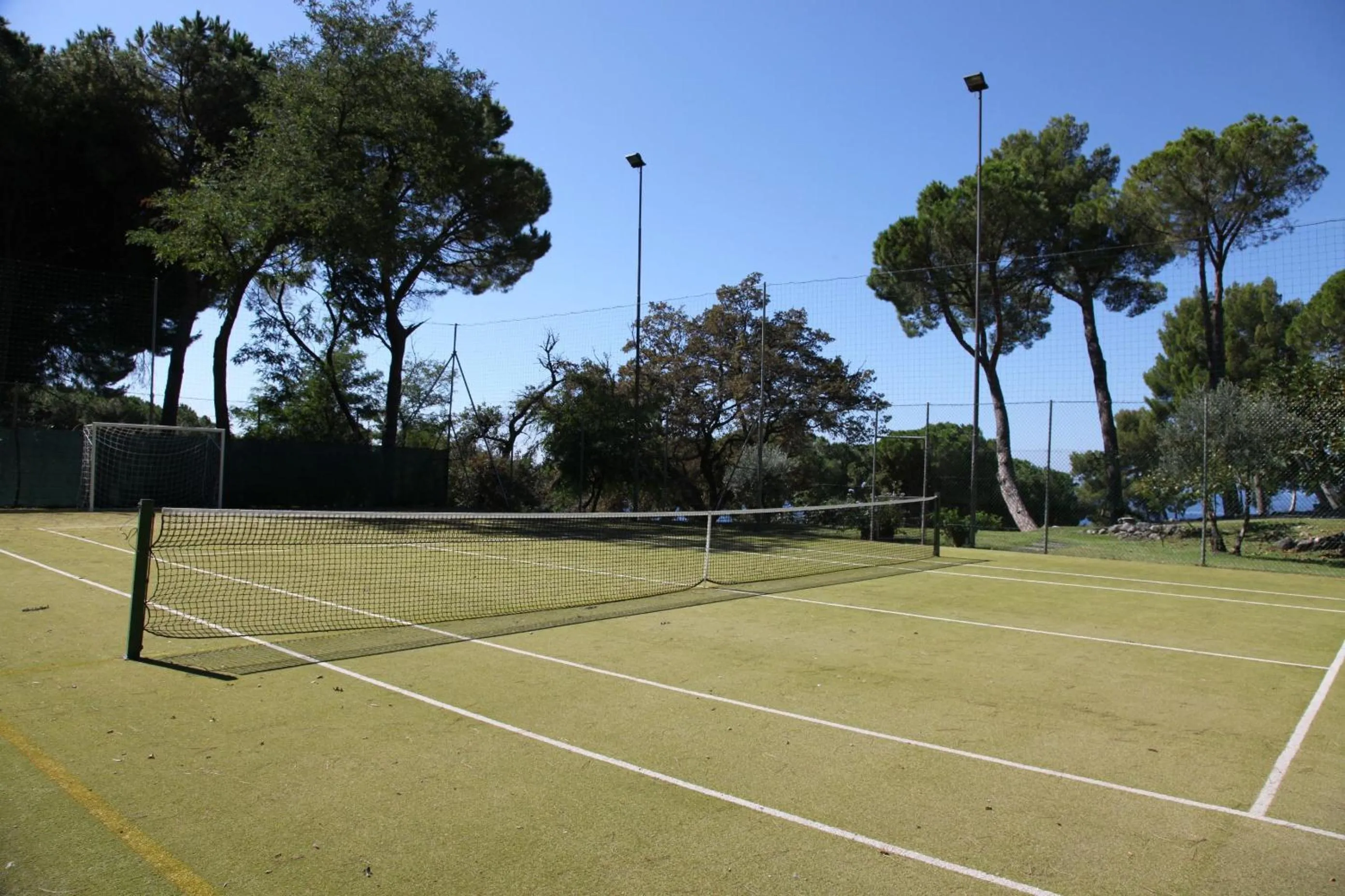 Tennis court in Santavenere Hotel