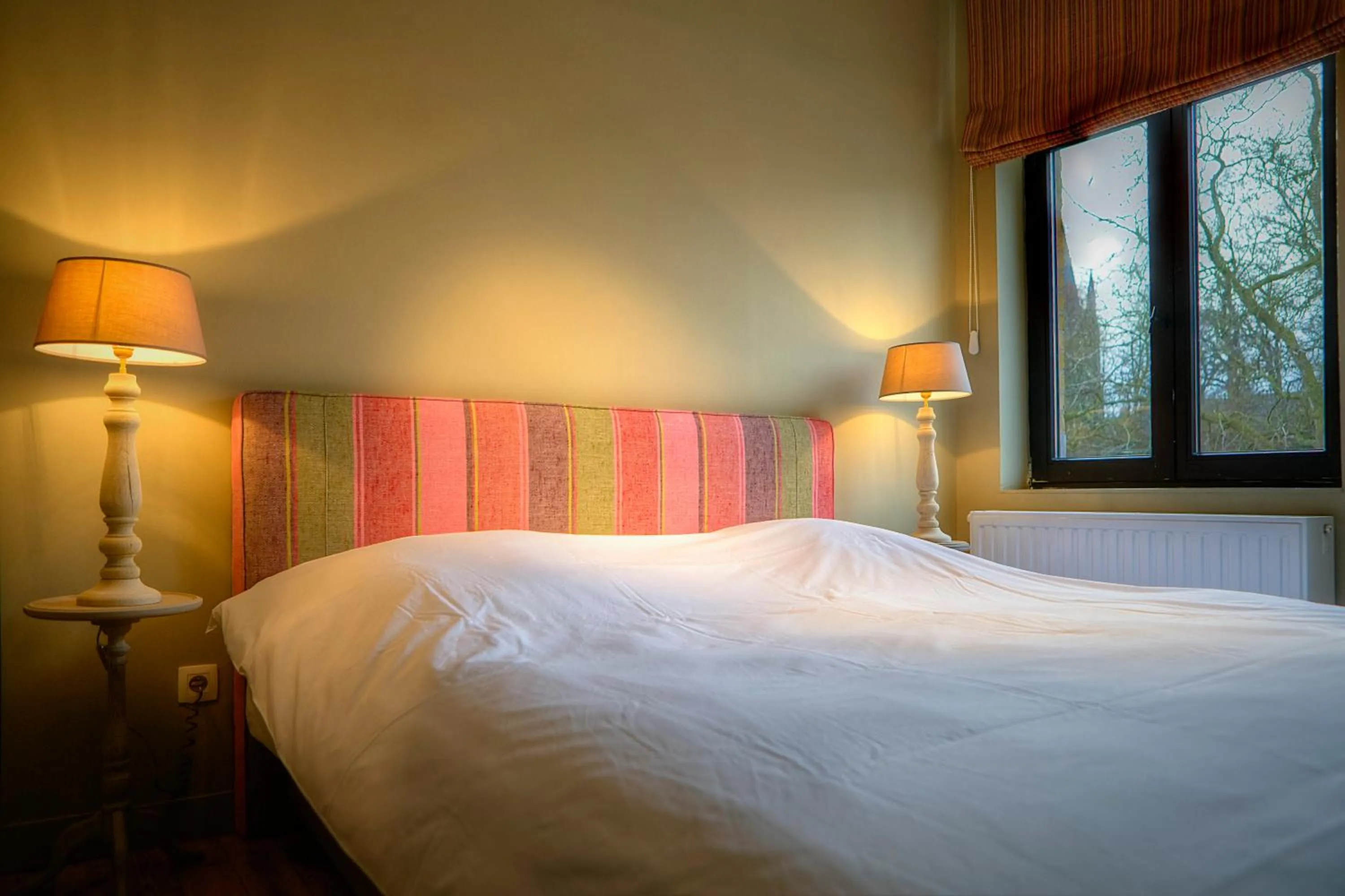 Photo of the whole room, Bed in Menin Gate House