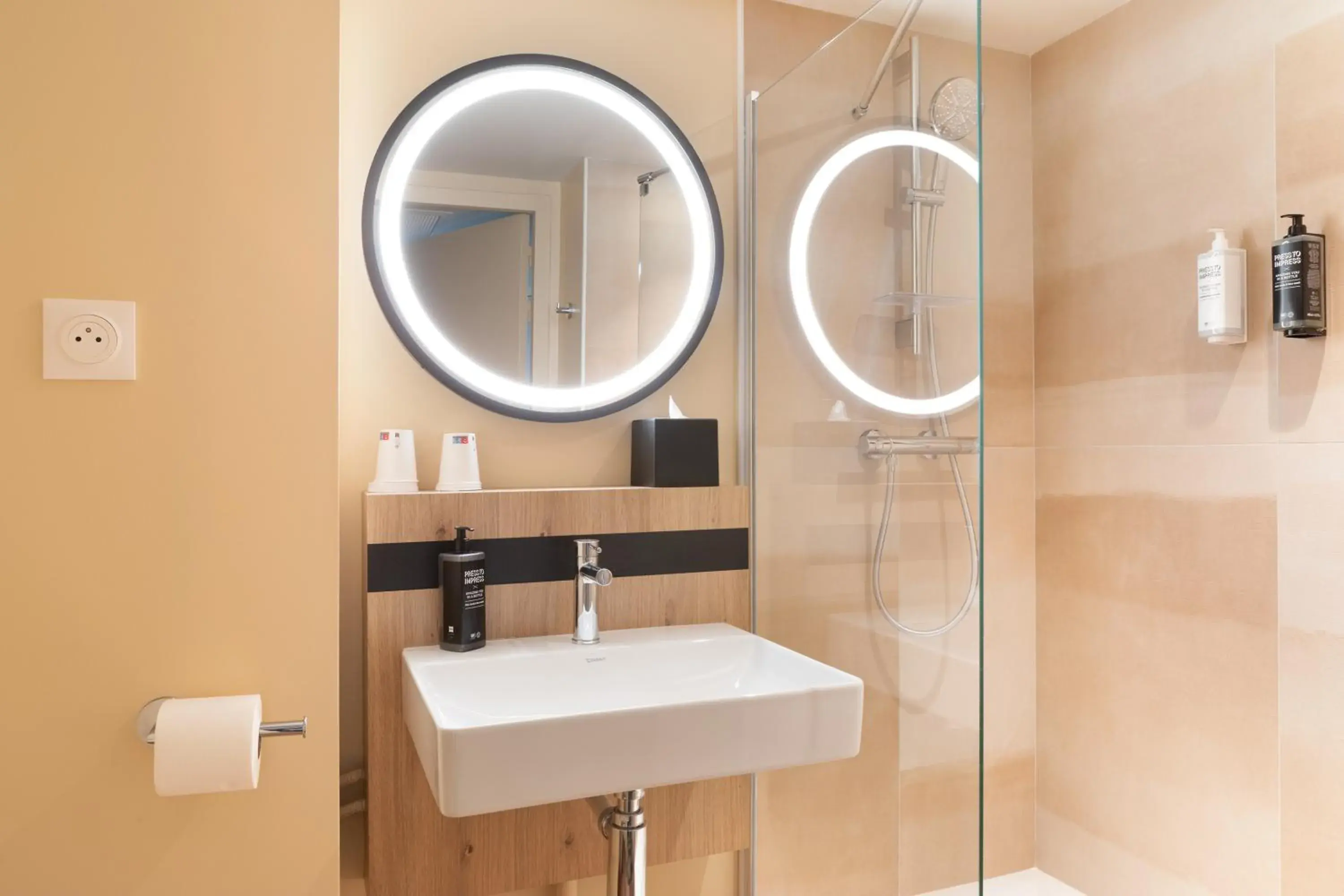 Bathroom in ibis Styles Versailles Saint Quentin en Yvelines Bathroom in ibis Styles Versailles Saint Quentin en Yvelines