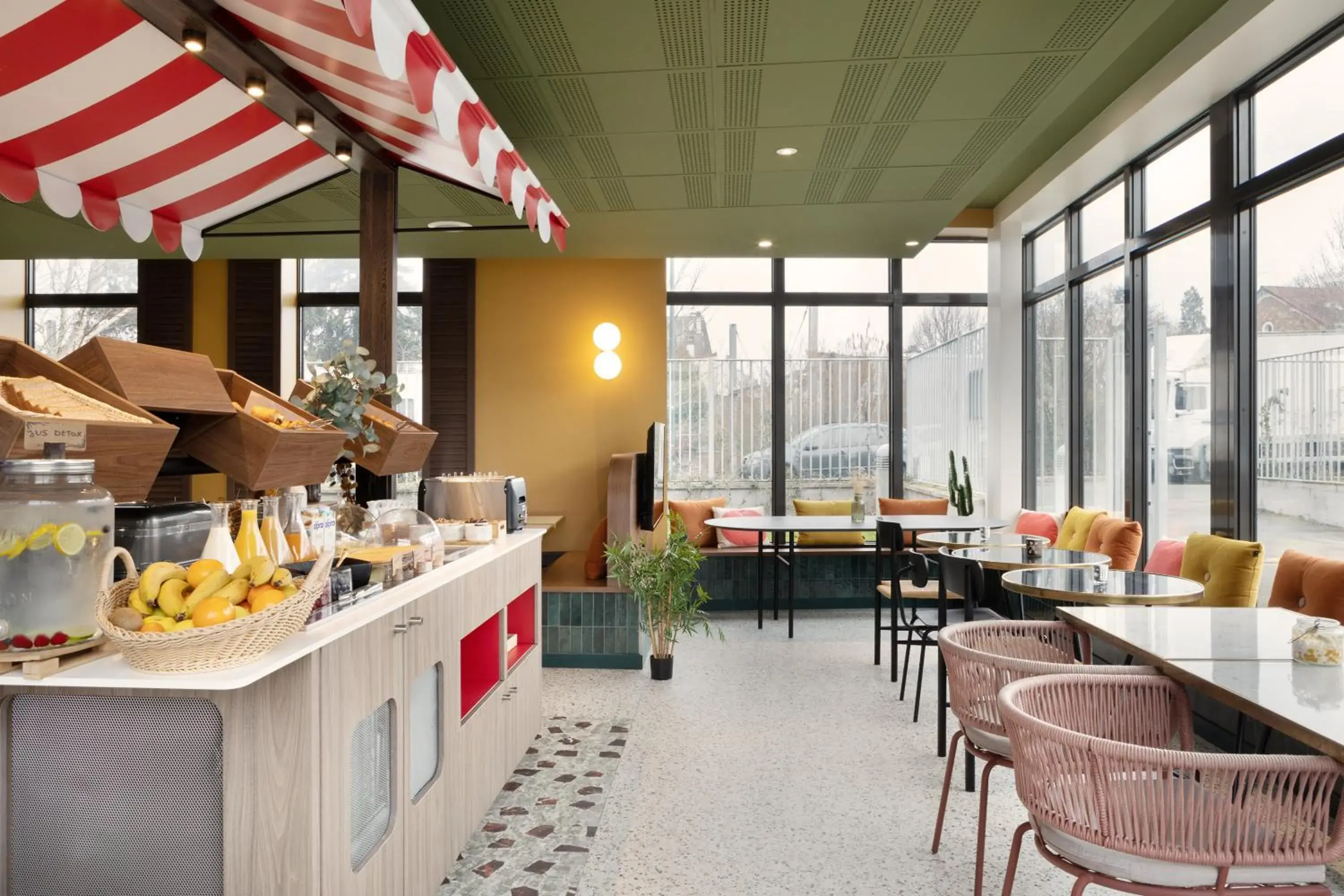 Buffet breakfast in ibis Styles Versailles Saint Quentin en Yvelines Buffet breakfast in ibis Styles Versailles Saint Quentin en Yvelines
