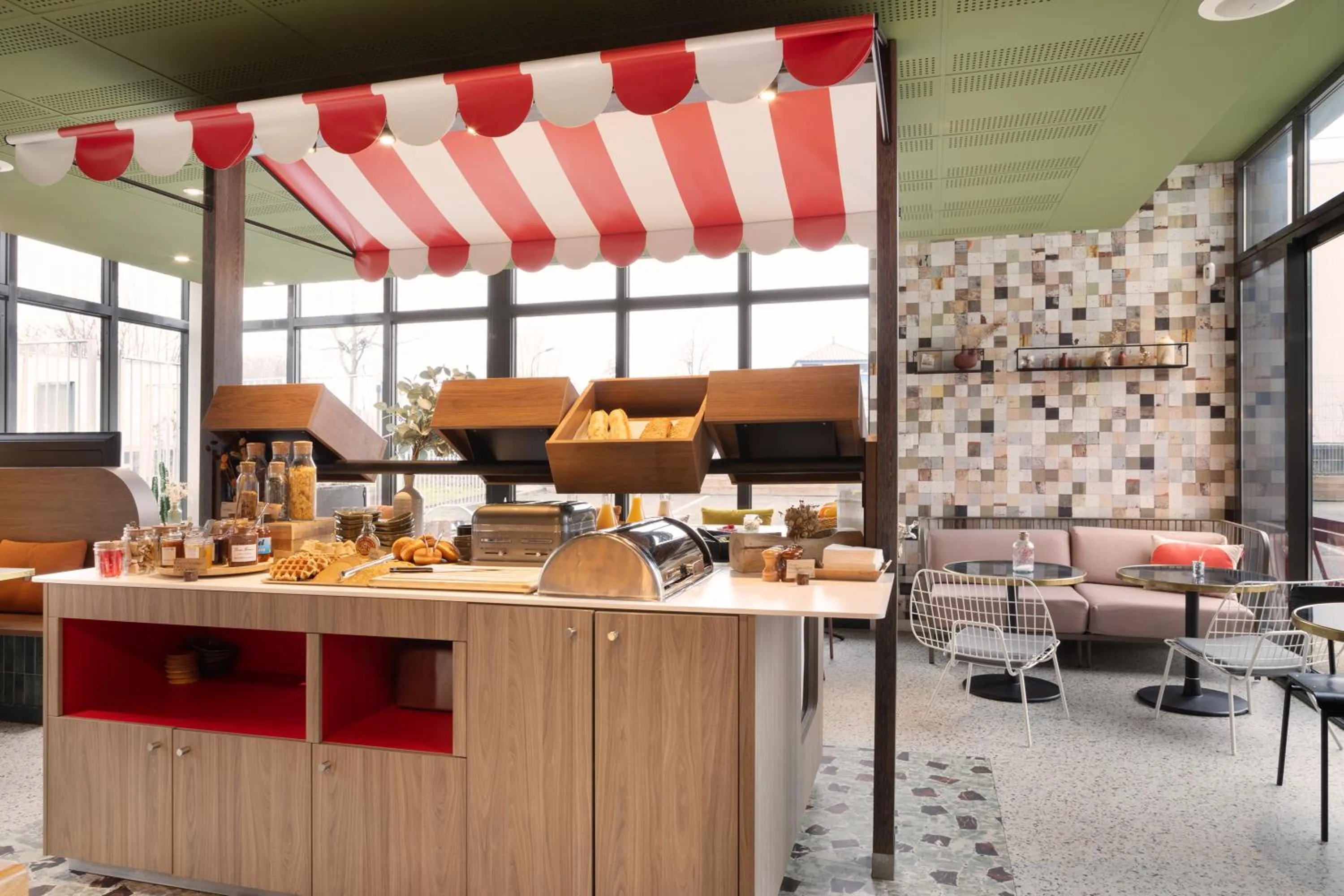 Buffet breakfast in ibis Styles Versailles Saint Quentin en Yvelines