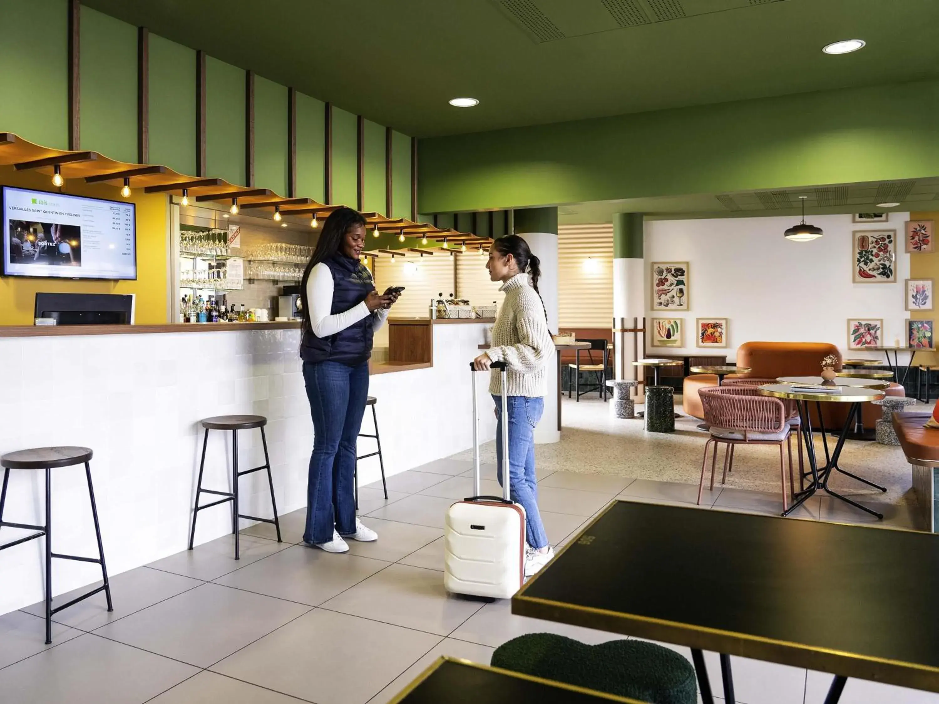 Lounge or bar in ibis Styles Versailles Saint Quentin en Yvelines Lounge or bar in ibis Styles Versailles Saint Quentin en Yvelines